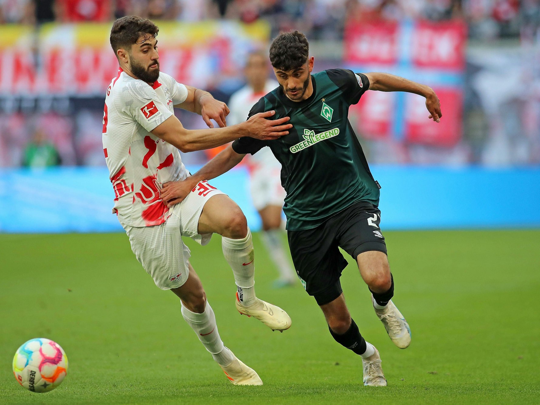 Josko Gvardiol von RB Leipzig im Duell mit Eren Dinkci von Werder Bremen.