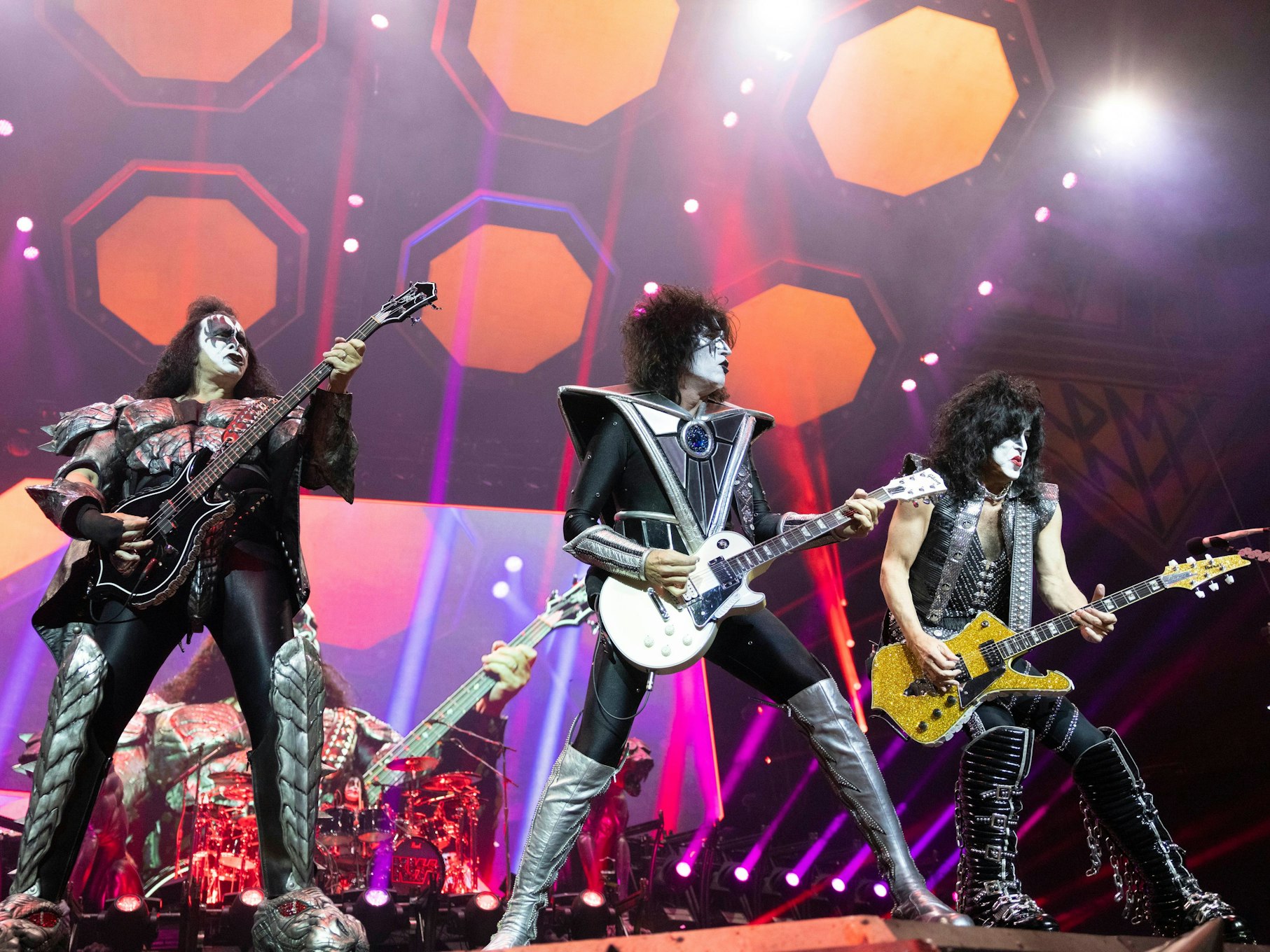 Gene Simmons, Tommy Thayer und Paul Stanley spielen ihre Gitarren auf der Bühne.