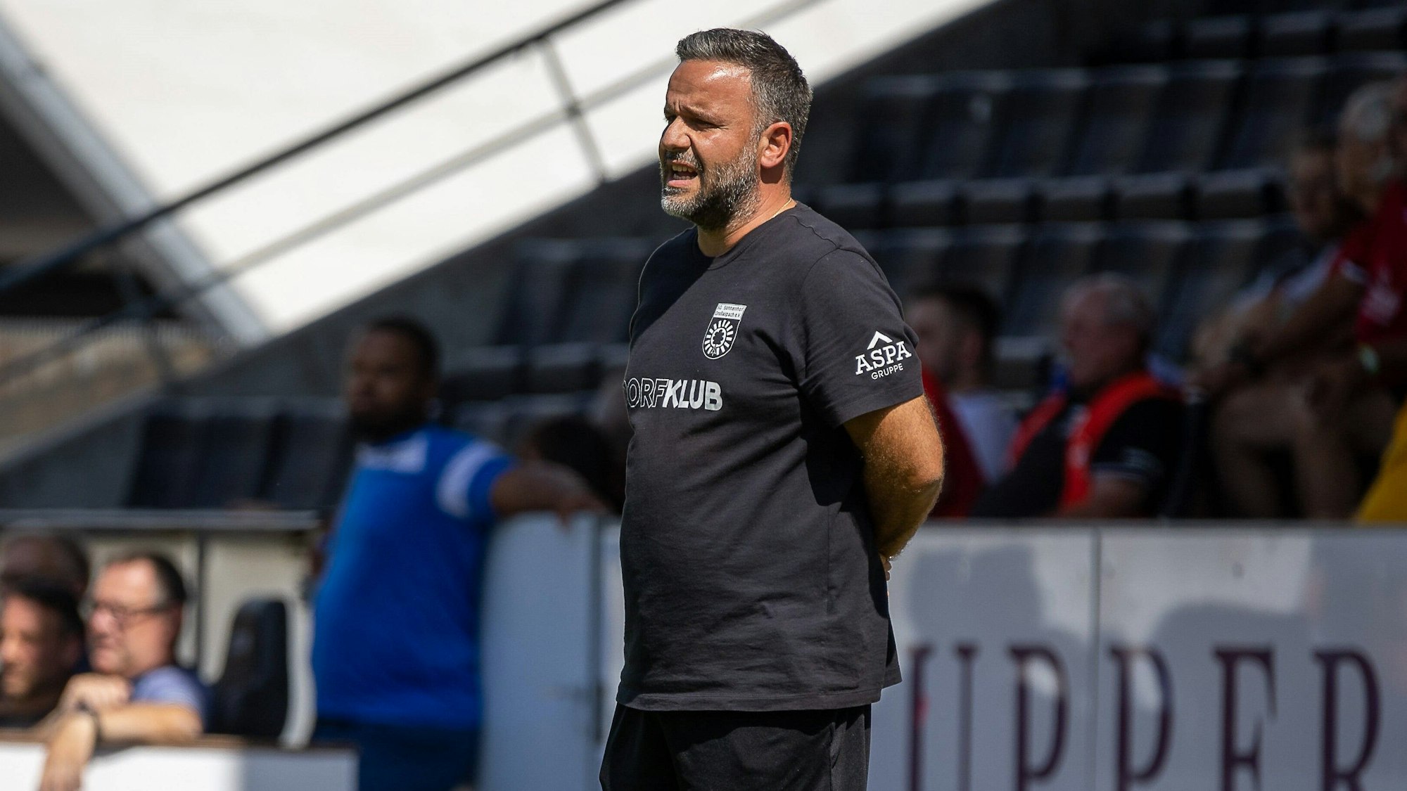 Trainer Evangelios Sbonias bei der SG Sonnenhof Großaspach an der Seitenlinie.