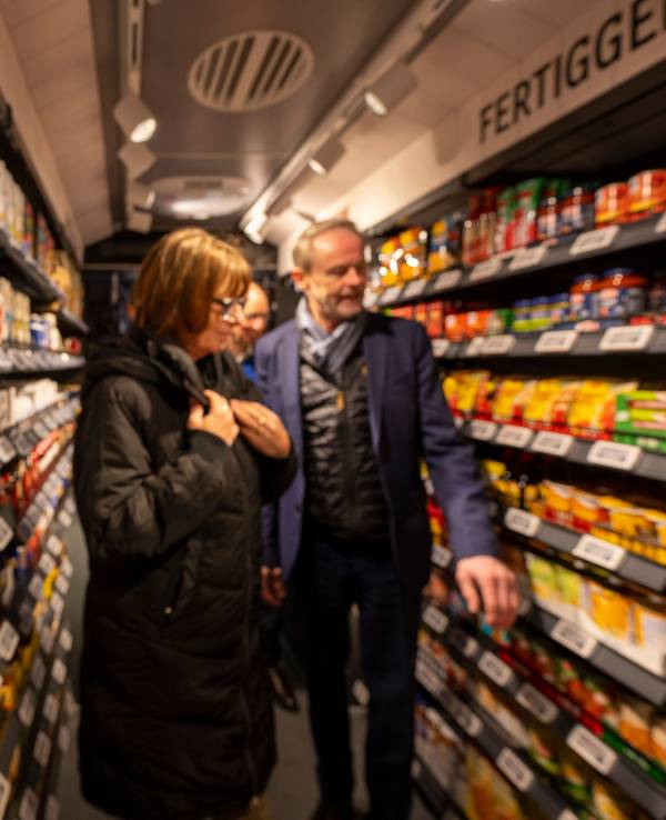 Diverse Lebensmittel sind in den Regalen im rollenden Supermarkt platziert, aufgenommen bei der Vorstellung des Einkaufsbusses für ländliche Gebiete in Nordhessen auf der Internationaler Grüner Woche (IGW) u.a. durch Priska Hinz (Bündnis 90/Die Grünen), Umweltministerin von Hessen.