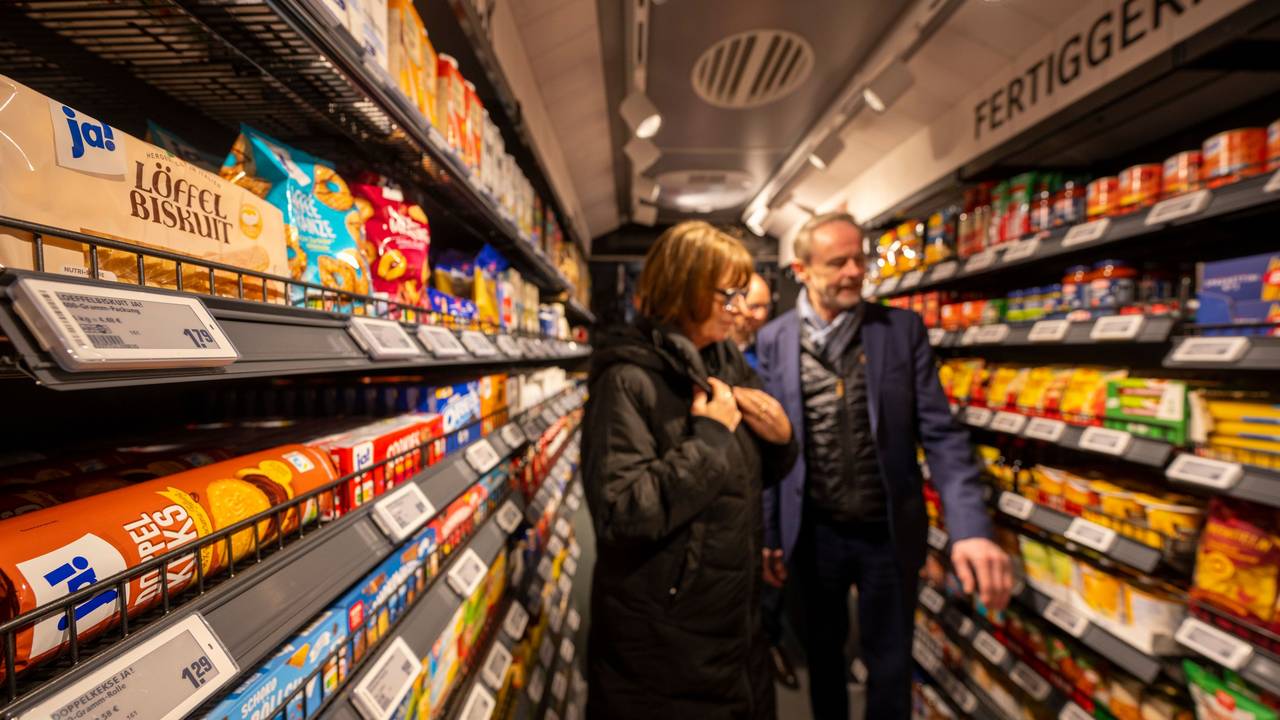 Diverse Lebensmittel sind in den Regalen im rollenden Supermarkt platziert, aufgenommen bei der Vorstellung des Einkaufsbusses für ländliche Gebiete in Nordhessen auf der Internationaler Grüner Woche (IGW) u.a. durch Priska Hinz (Bündnis 90/Die Grünen), Umweltministerin von Hessen.