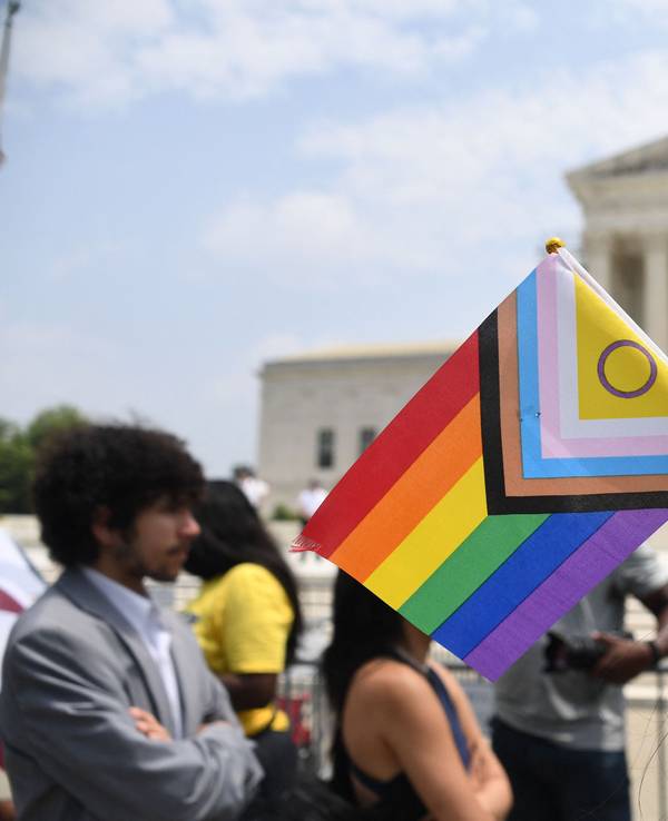 Aktivisten für Geschlechterrechte demonstrieren am 30. Juni 2023 vor dem Obersten Gerichtshof der USA in Washington, DC.