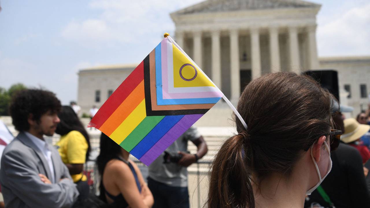Aktivisten für Geschlechterrechte demonstrieren am 30. Juni 2023 vor dem Obersten Gerichtshof der USA in Washington, DC.