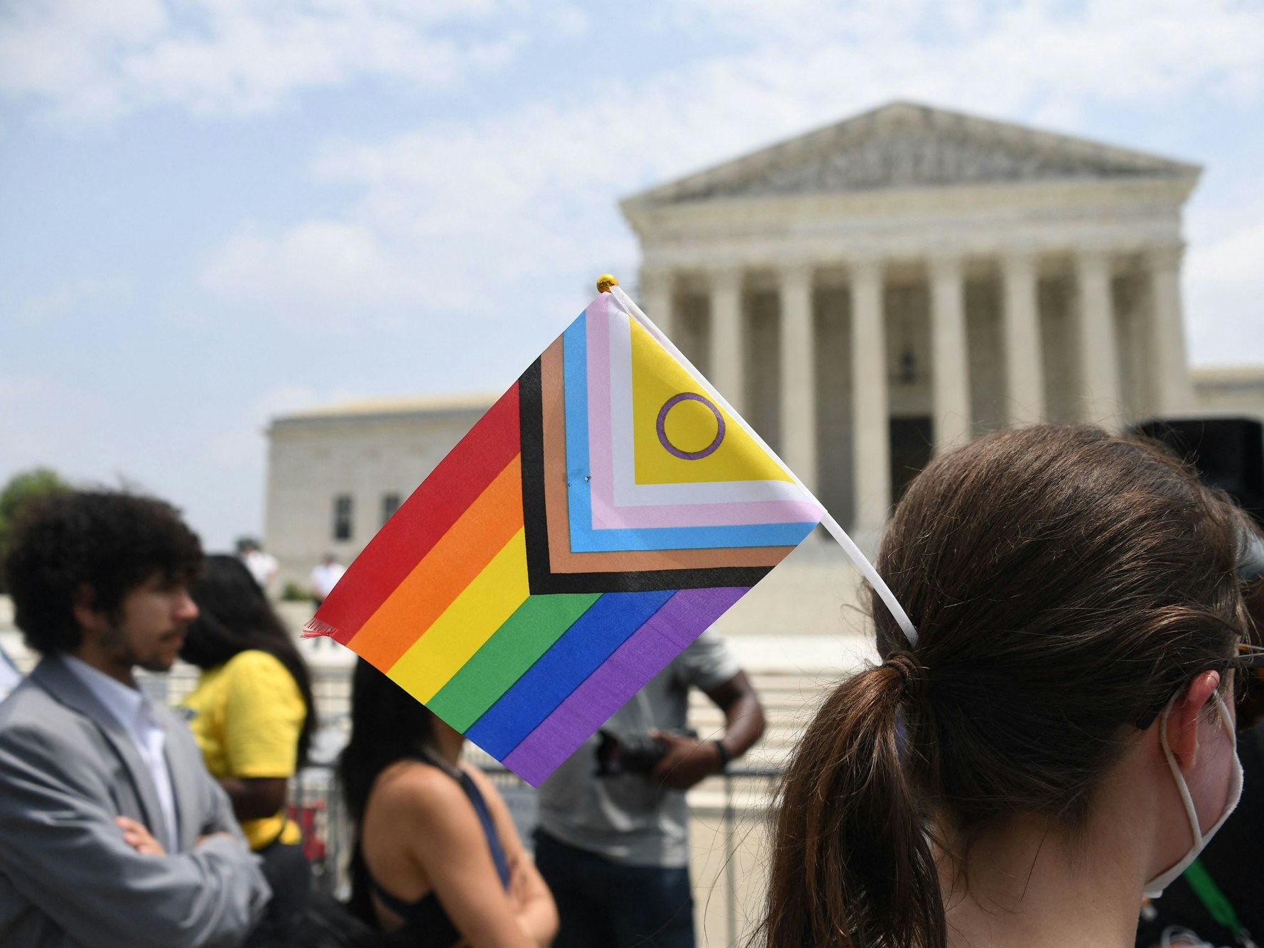 Aktivisten für Geschlechterrechte demonstrieren am 30. Juni 2023 vor dem Obersten Gerichtshof der USA in Washington, DC.