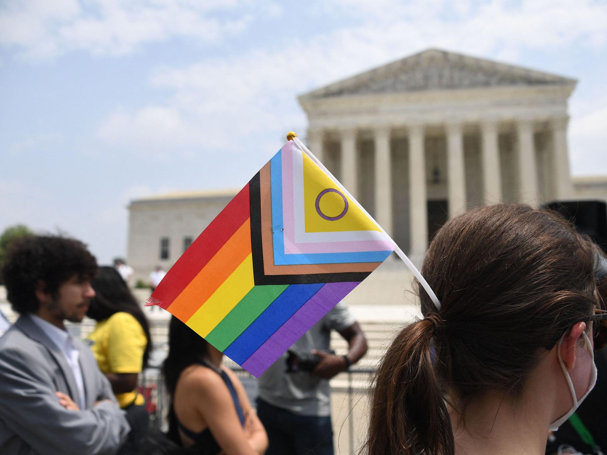Aktivisten für Geschlechterrechte demonstrieren am 30. Juni 2023 vor dem Obersten Gerichtshof der USA in Washington, DC.