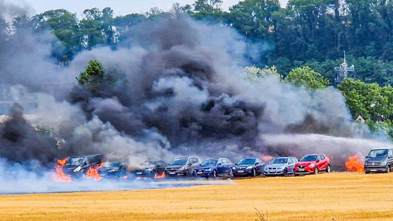 Autos stehen auf einem Parkplatz und werden von Rauchschwaden fast verhüllt. Mehrere Autos hatten Feuer gefangen.