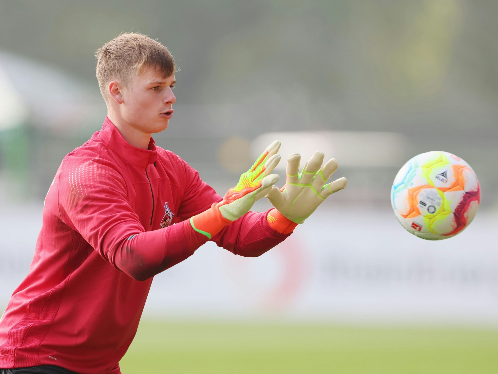 Jonas Urbig im Training des 1. FC Köln.