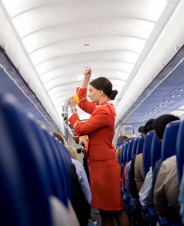 Hier zu sehen: Eine Flugbegleiterin der russischen Fluglinie Aeroflot gibt in der Kabine eines Airbus A320 vor dem Start vom Flughafen in Moskau (Russland) Sicherheitseinweisungen an die Fluggäste.