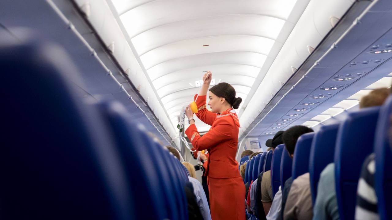 Hier zu sehen: Eine Flugbegleiterin der russischen Fluglinie Aeroflot gibt in der Kabine eines Airbus A320 vor dem Start vom Flughafen in Moskau (Russland) Sicherheitseinweisungen an die Fluggäste.