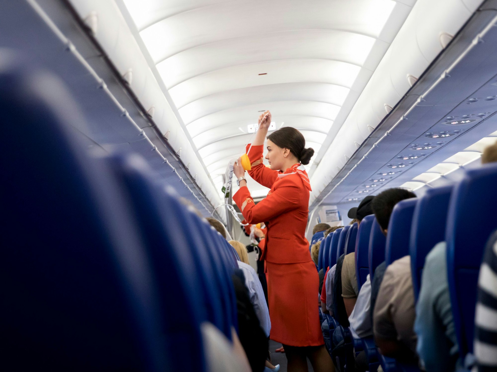 Hier zu sehen: Eine Flugbegleiterin der russischen Fluglinie Aeroflot gibt in der Kabine eines Airbus A320 vor dem Start vom Flughafen in Moskau (Russland) Sicherheitseinweisungen an die Fluggäste.