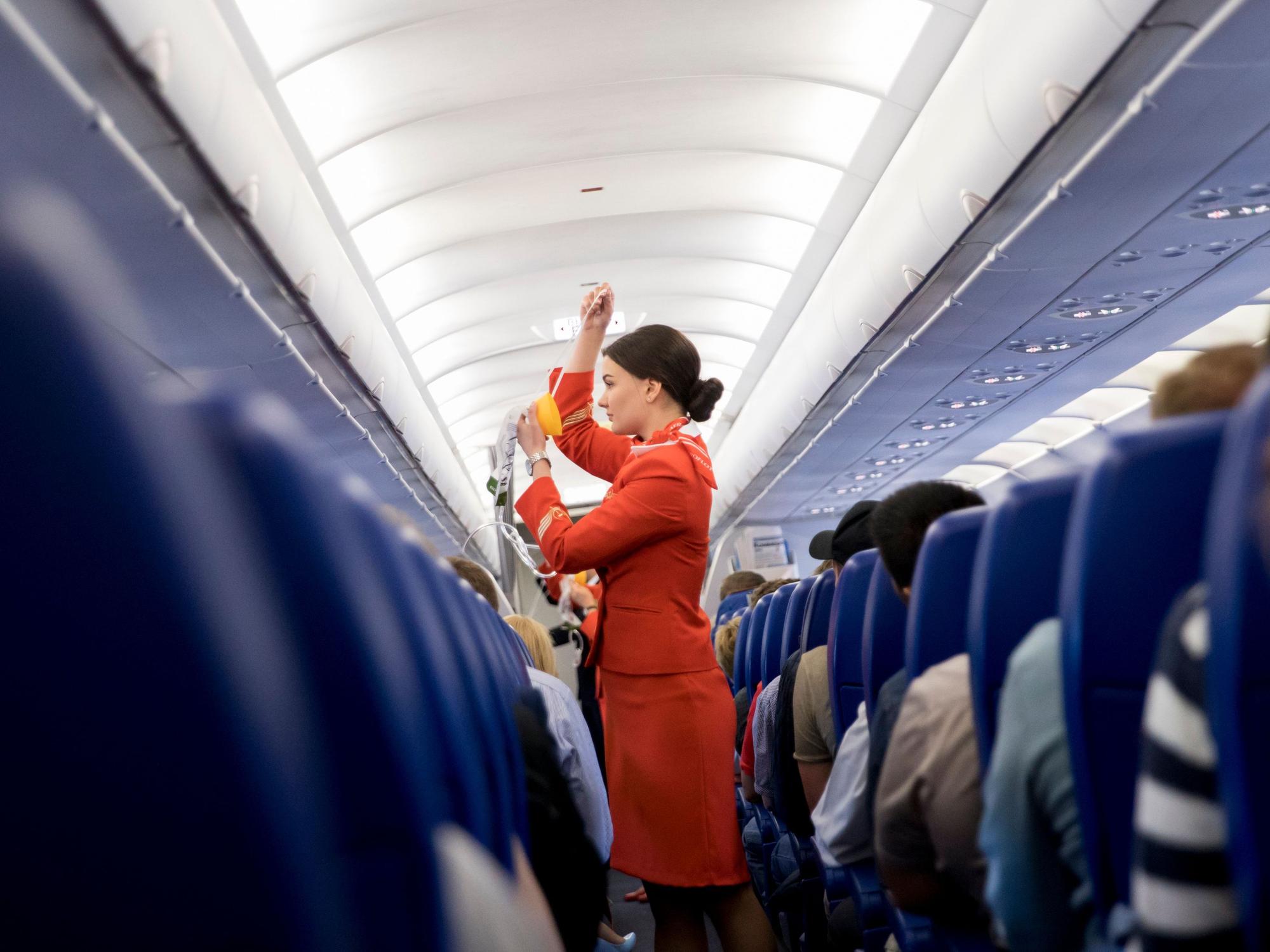 Eine Flugbegleiterin während einer Sicherheitseinweisung.