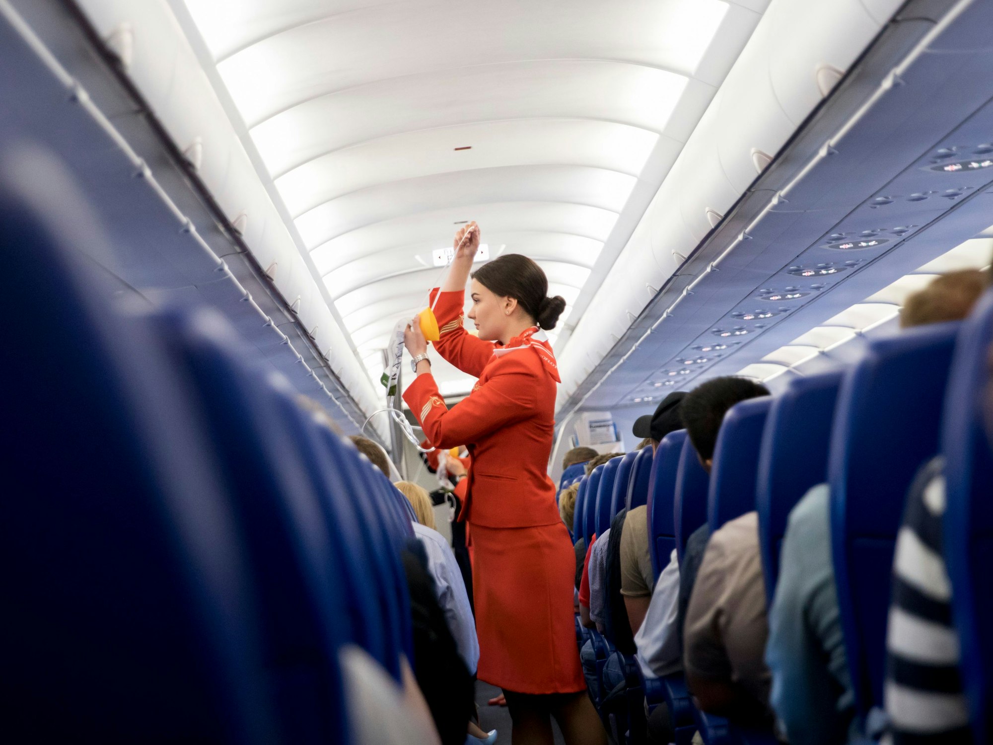 Eine Flugbegleiterin während einer Sicherheitseinweisung.