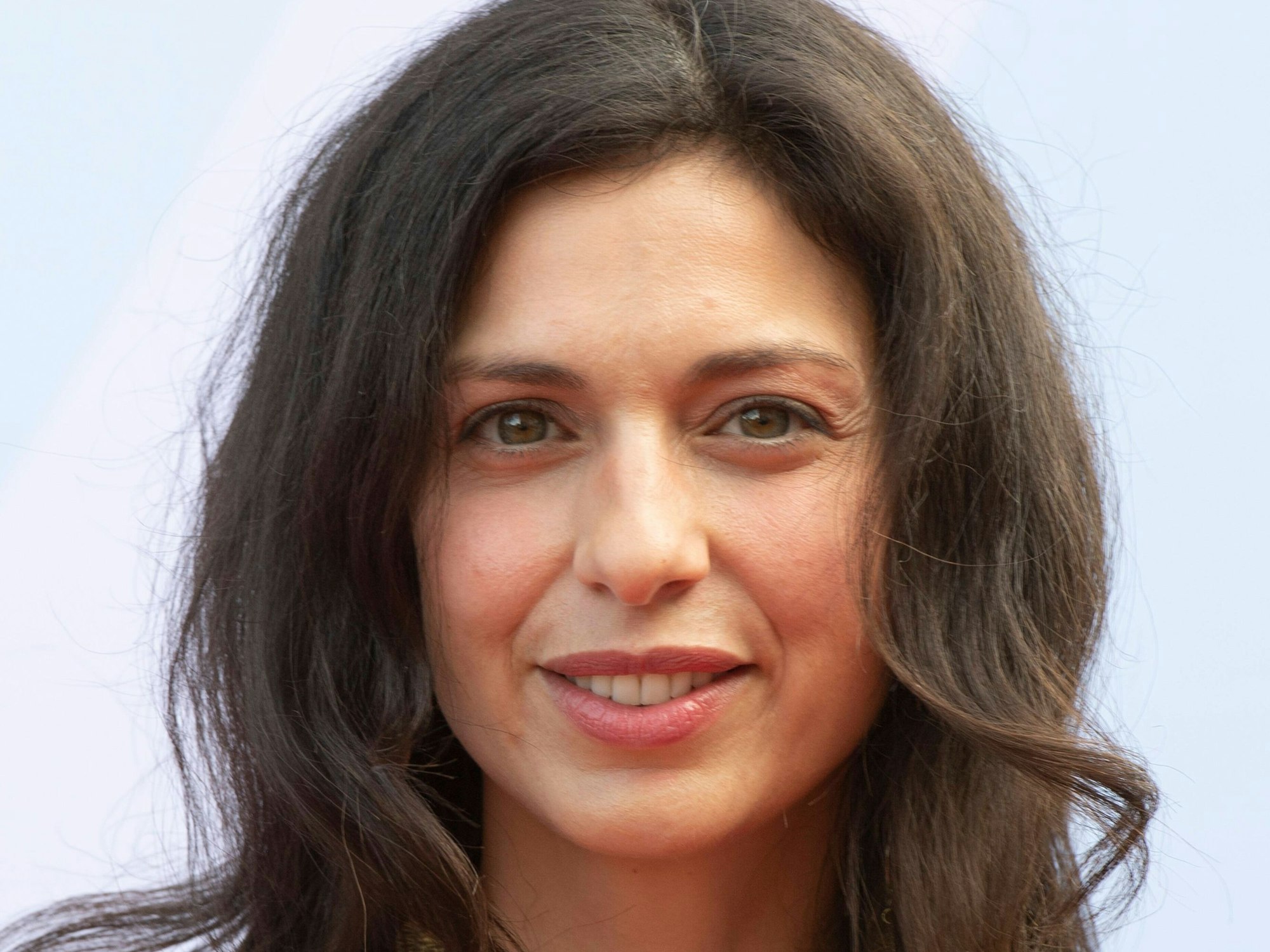 Nadia Kailouli lächelt auf einem Foto.