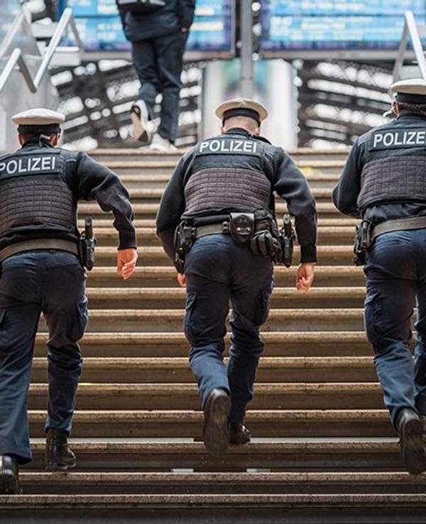 Bundespolizisten laufen am Kölner Hauptbahnhof eine Treppe hoch.