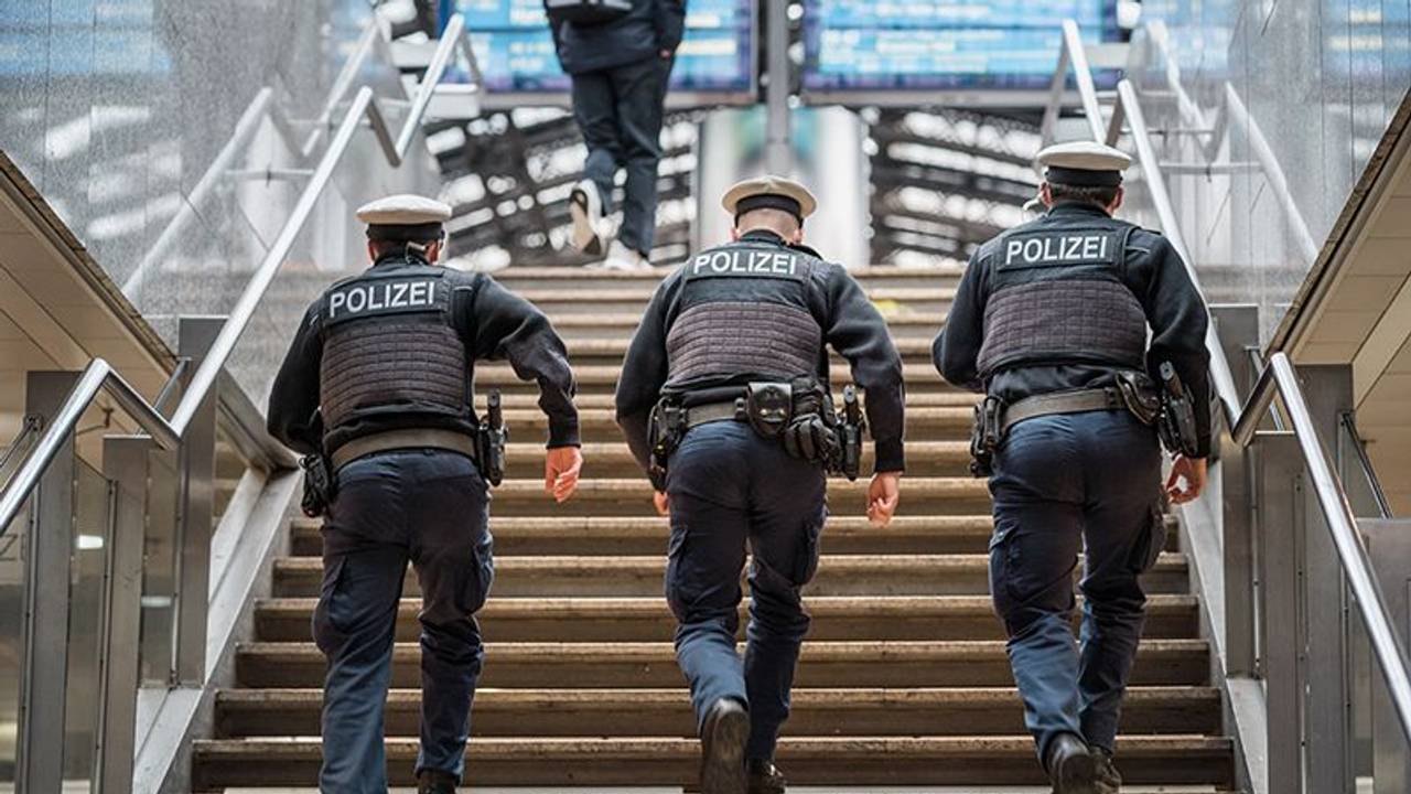 Bundespolizisten laufen am Kölner Hauptbahnhof eine Treppe hoch.