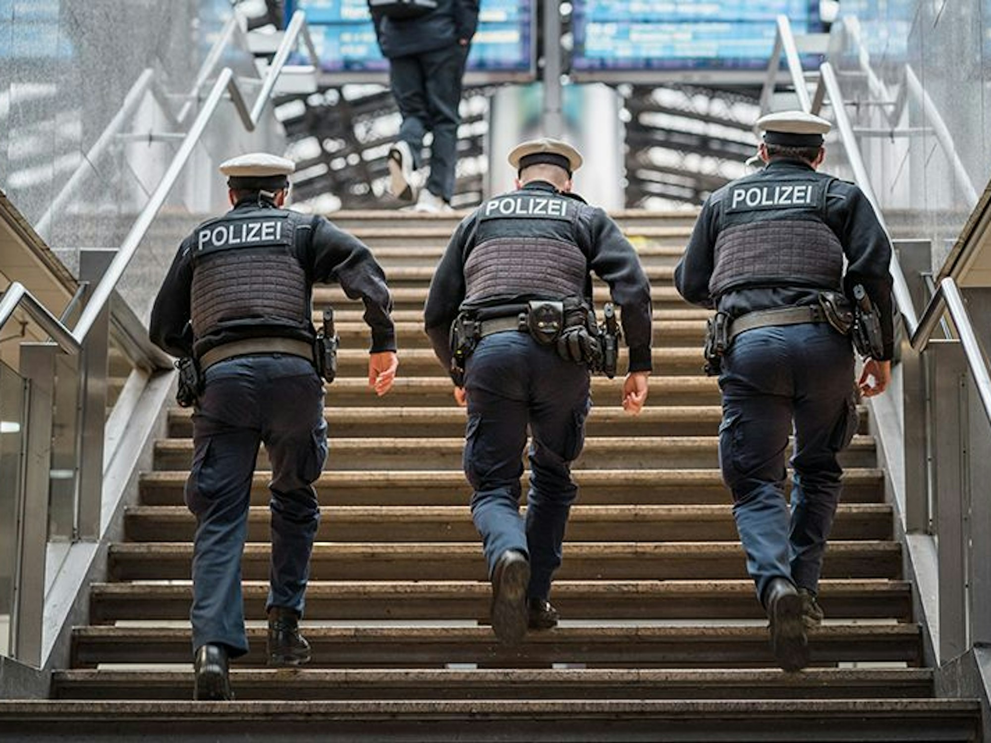 Bundespolizisten am Kölner Hauptbahnhof.