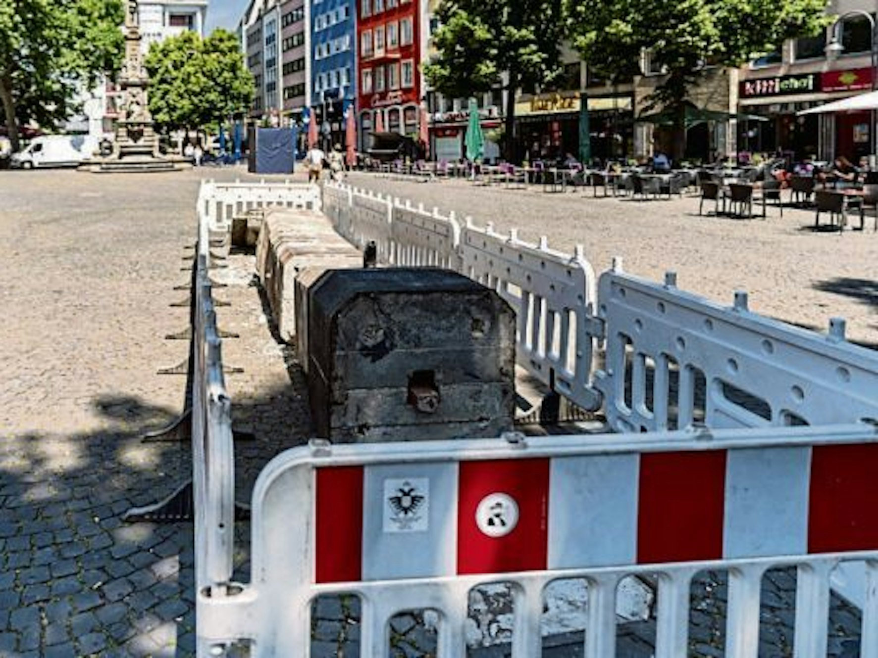 Die Pumpe vom Alter Markt liegt zwischen Bauzäunen.