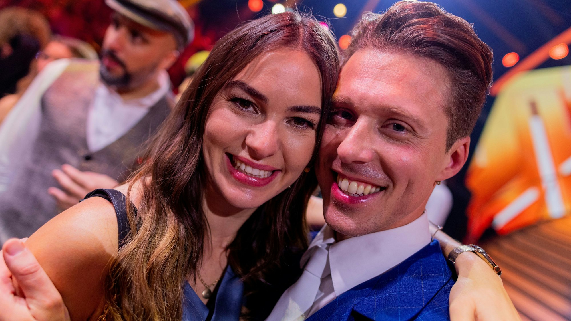 Renata Lusin und ihr Mann Valentin Lusin, beide Profitänzer, liegen sich im Anschluss an die RTL-Tanzshow „Let's Dance“ im Coloneum in den Armen.