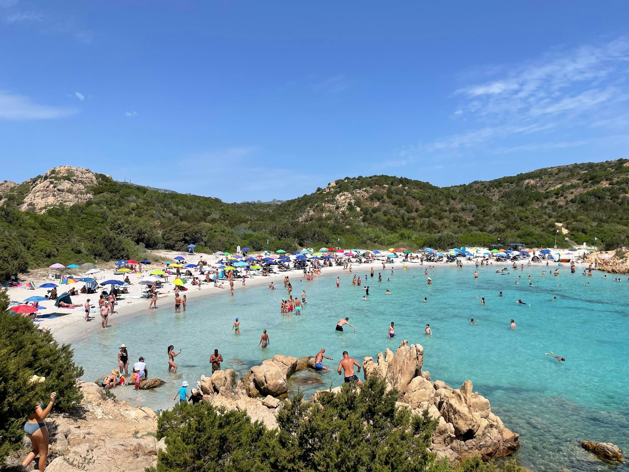Sardinien im Juli 2022:
Blick auf die Spiaggia del Principe bei Romazzino