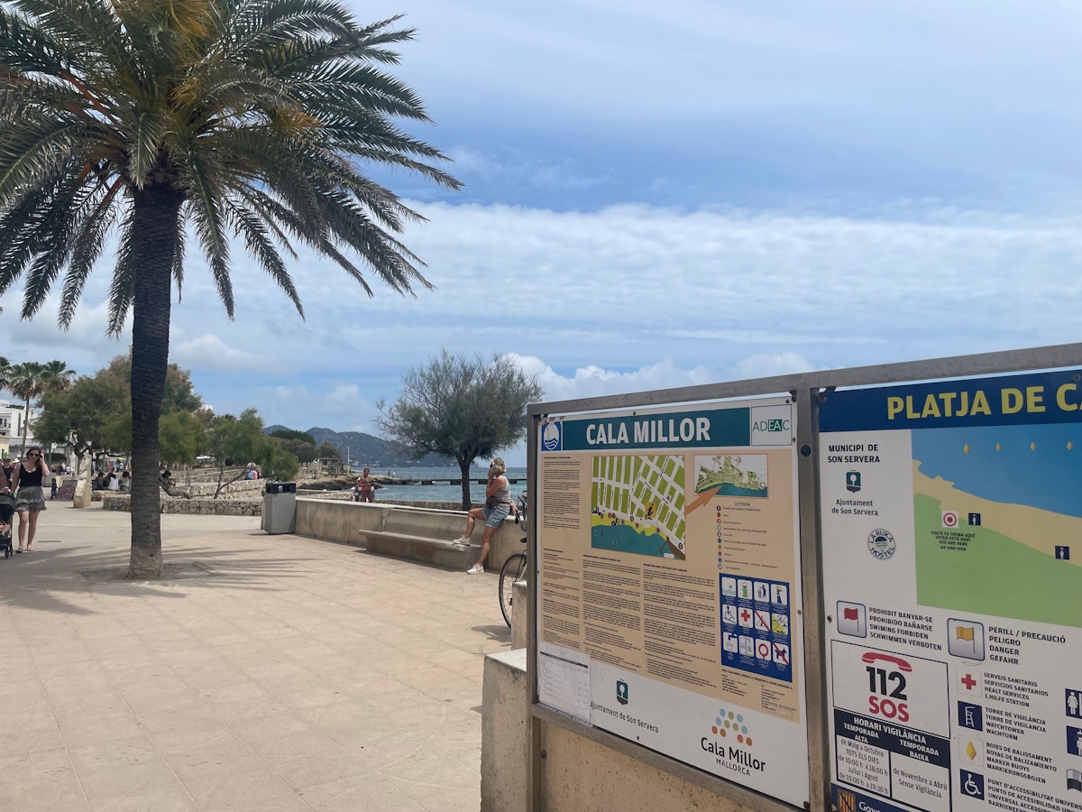 Das Foto zeigt den Strand von Cala Millor im Juni 2023.