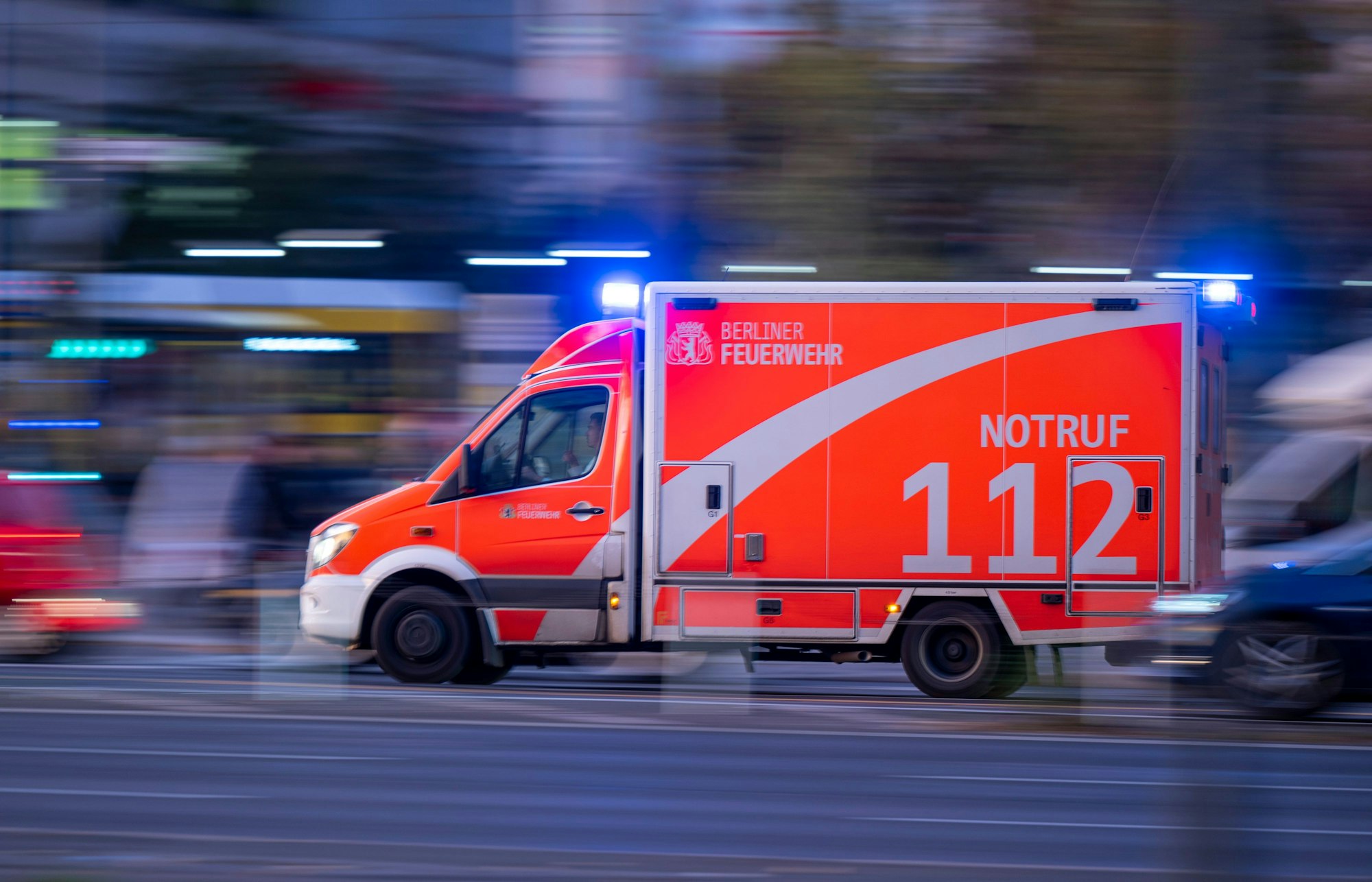 Ein Rettungswagen der Berliner Feuerwehr fährt mit Blaulicht zum Einsatz.