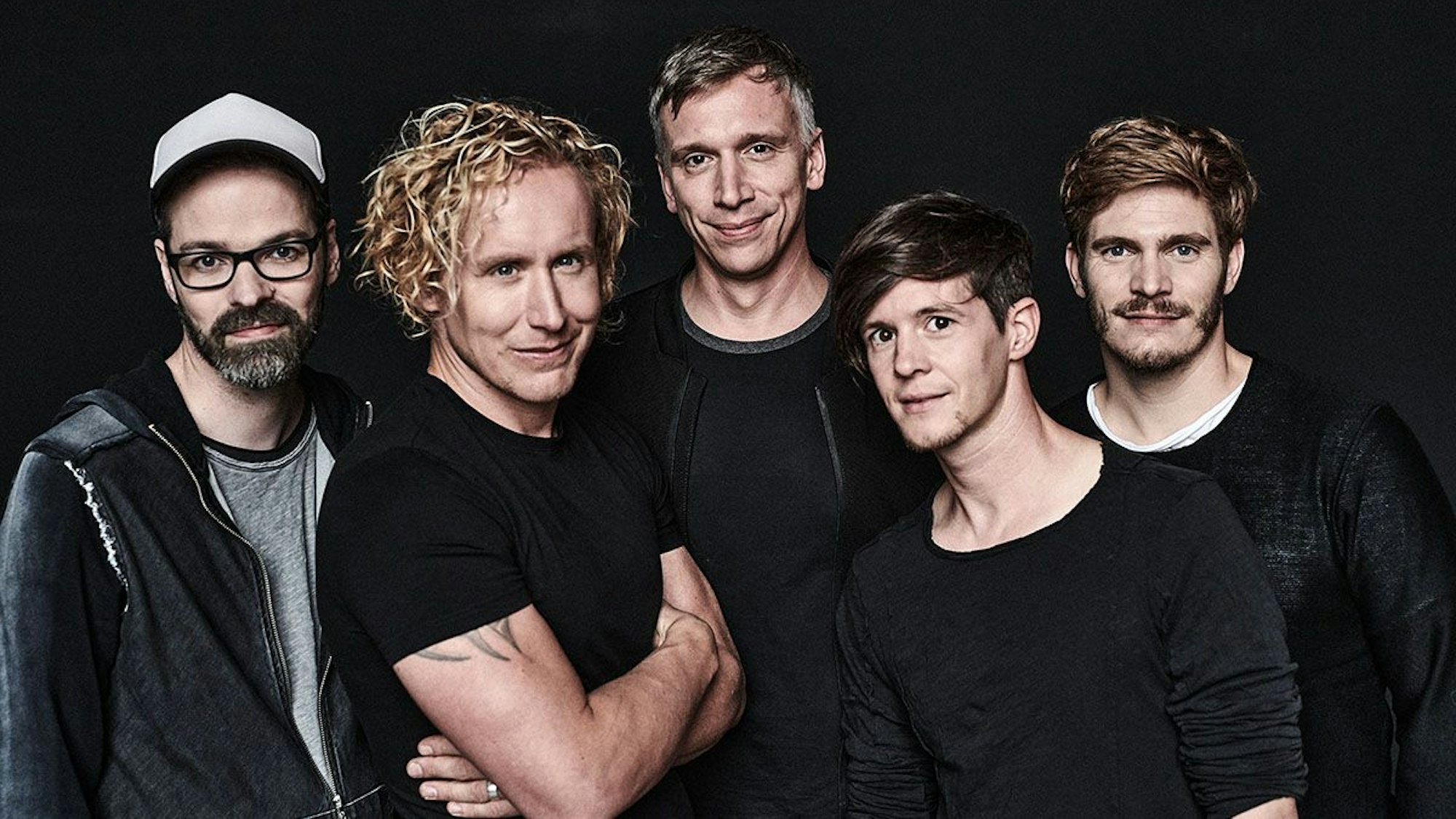 Band Foto von Kasalla. Bandmitglieder Rene Schwiers, Florian Peil, Bastian Campmann, Sebastian Wagner, Nils Plum.