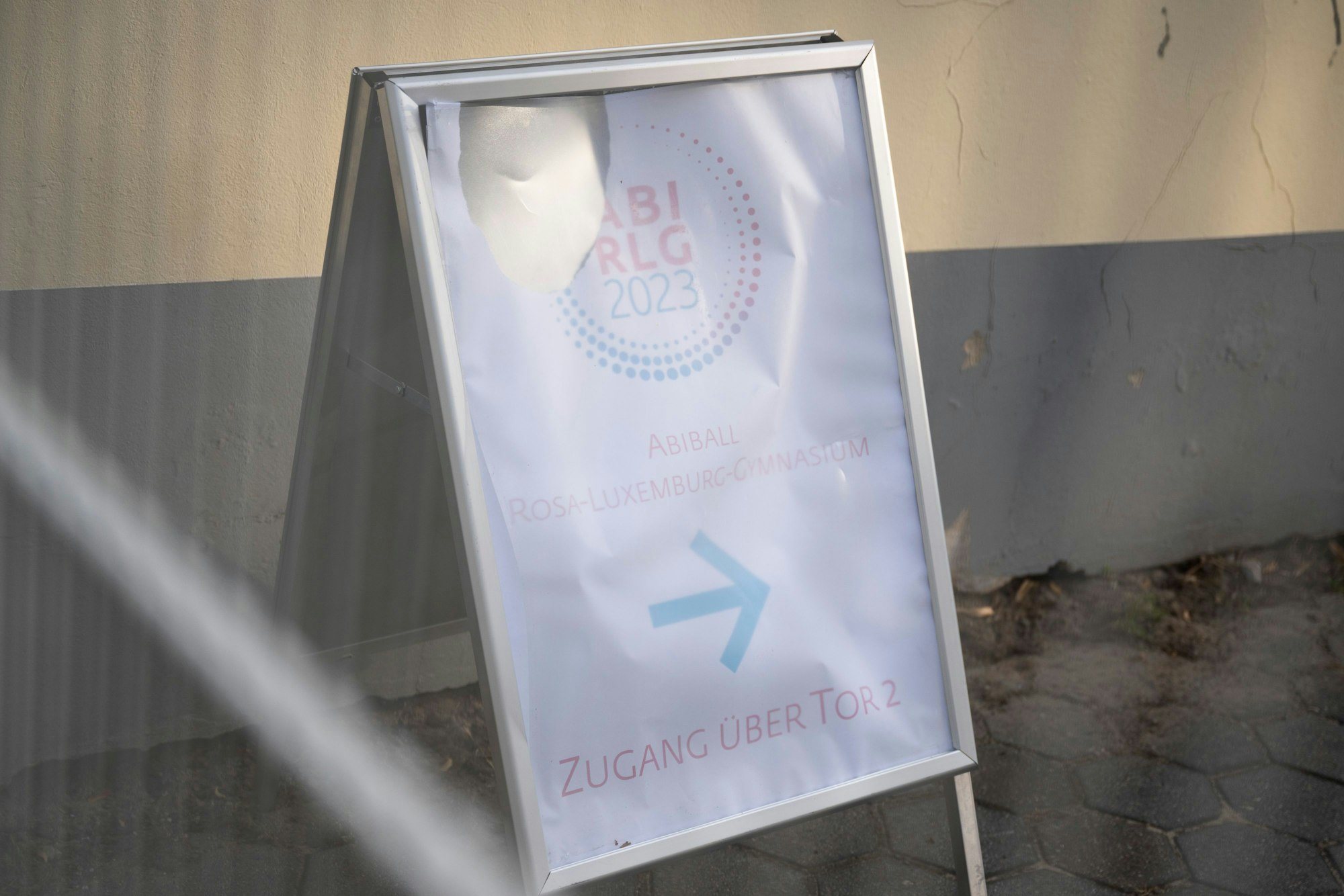 Eine 17-Jährige ist in der Nacht bei einer Abifeier durch eine Kunstoffglaskuppel gestürzt und dabei tödlich verletzt worden.