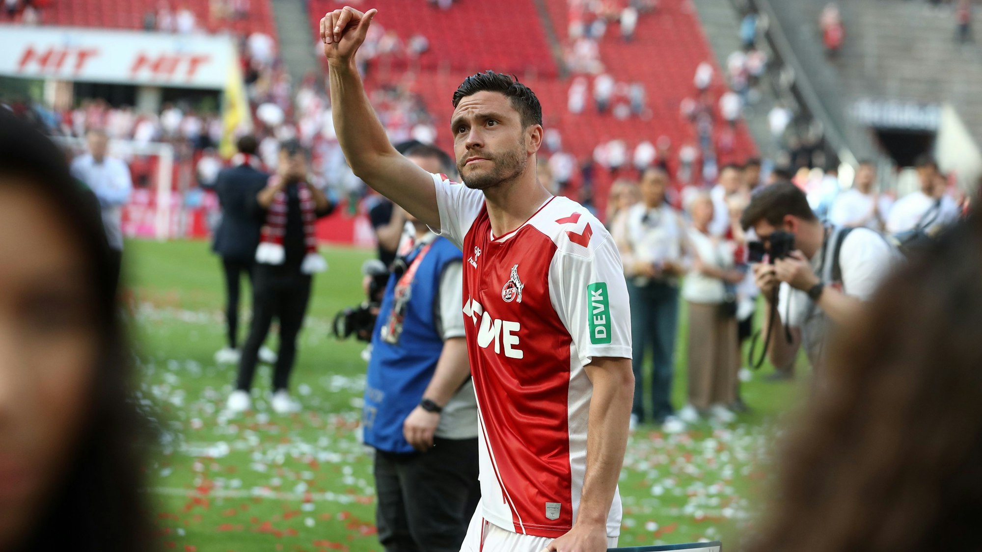 Jonas Hector verabschiedet sich nach seinem letzten Spiel für den 1. FC Köln von den Fans.