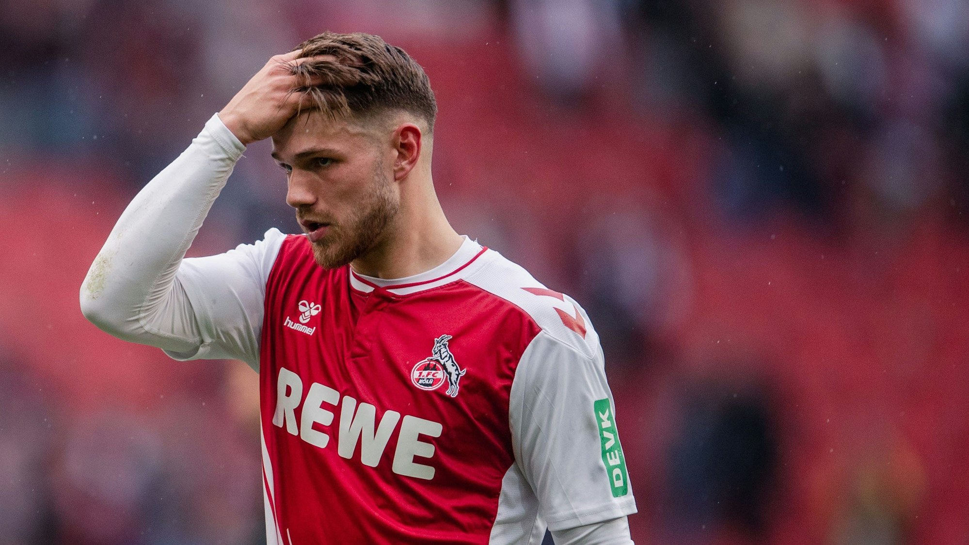 Jan Thielmann reagiert bei einem FC-Spiel.