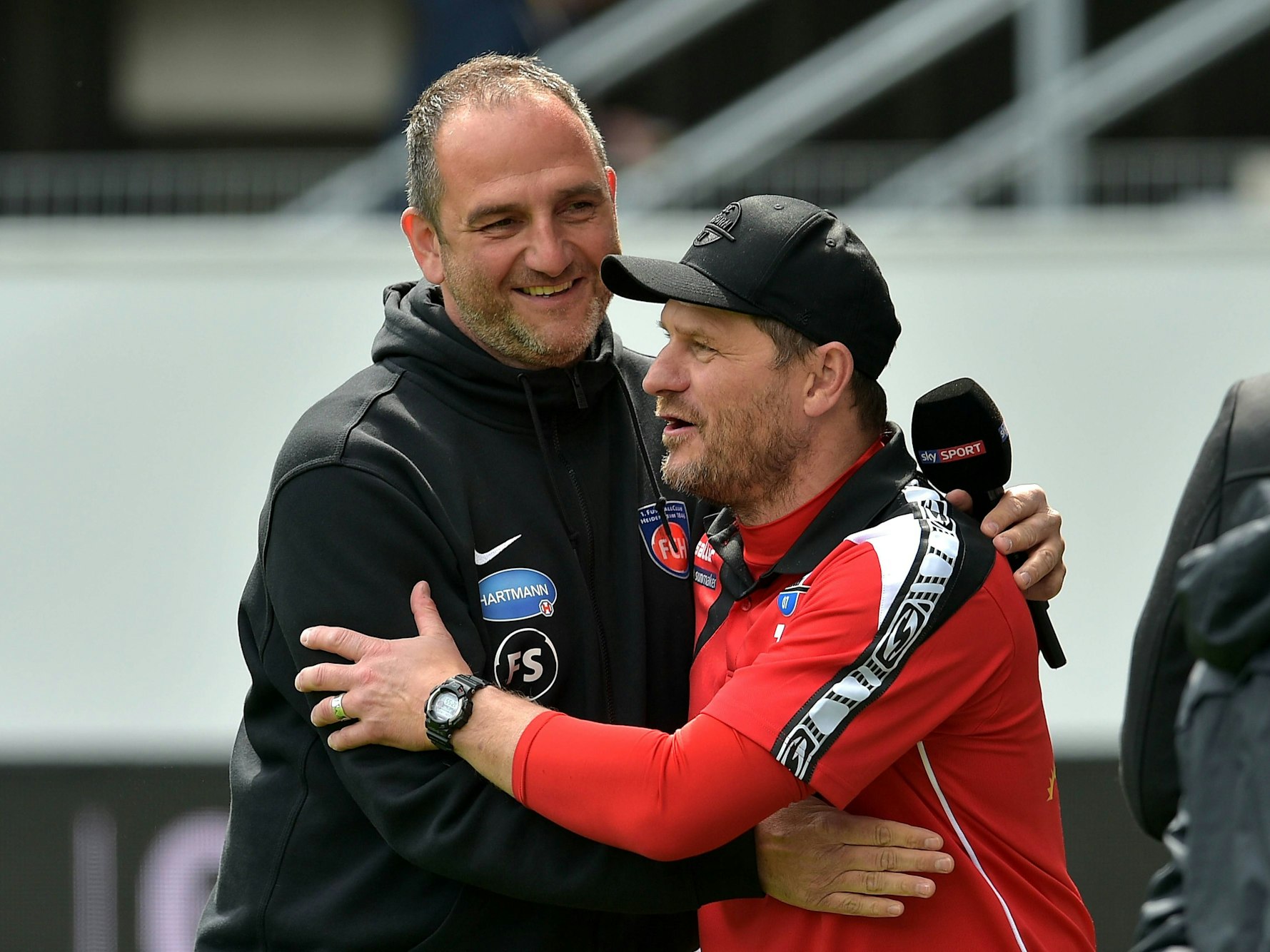 Frank Schmidt und Steffen Baumgart umarmen sich.