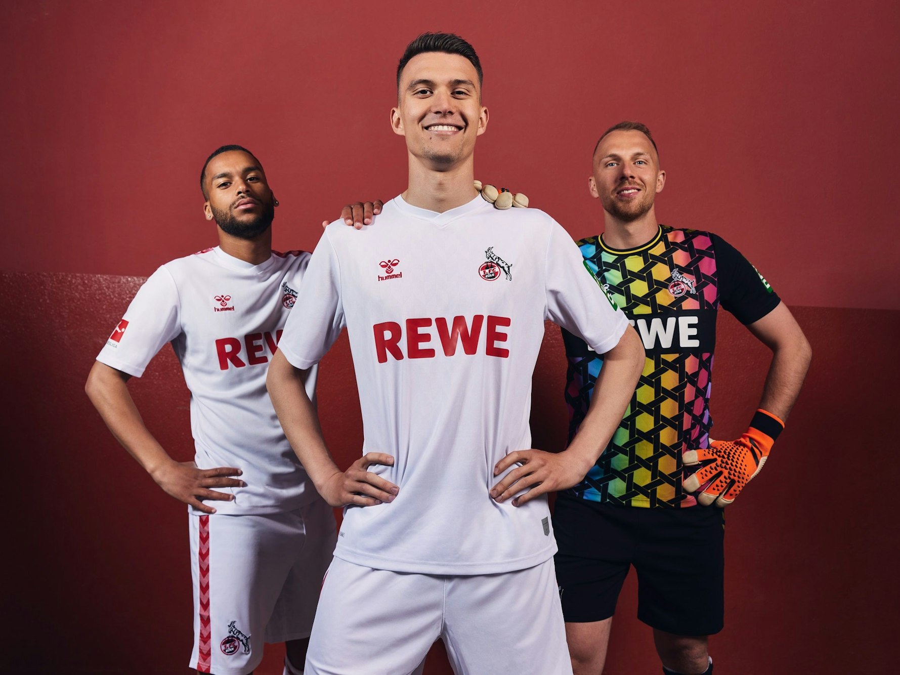 Die FC-Profis Linton Maina und Dejan Ljubicic präsentieren das neue Heim-Trikot für die Saison 2023/2024. Marvin Schwäbe posiert in seinem neuen Torwart-Dress.
