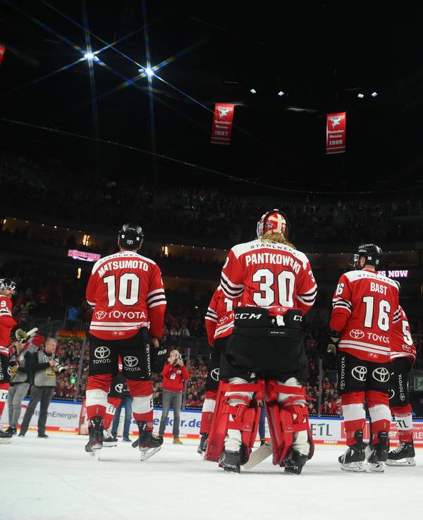 Die Spieler der Kölner Haie stehen bei einem DEL-Spiel in der Lanxess-Arena auf dem Eis.