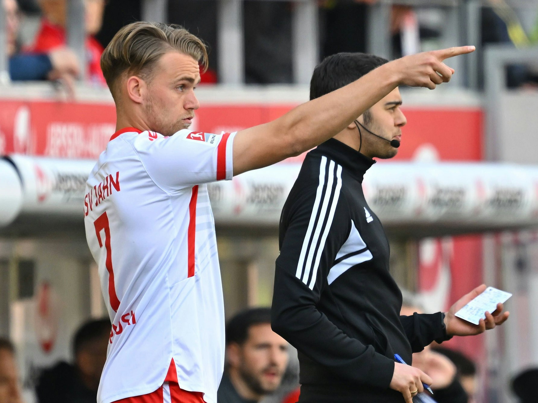 Nicklas Shipnoski zeigt auf den Platz.