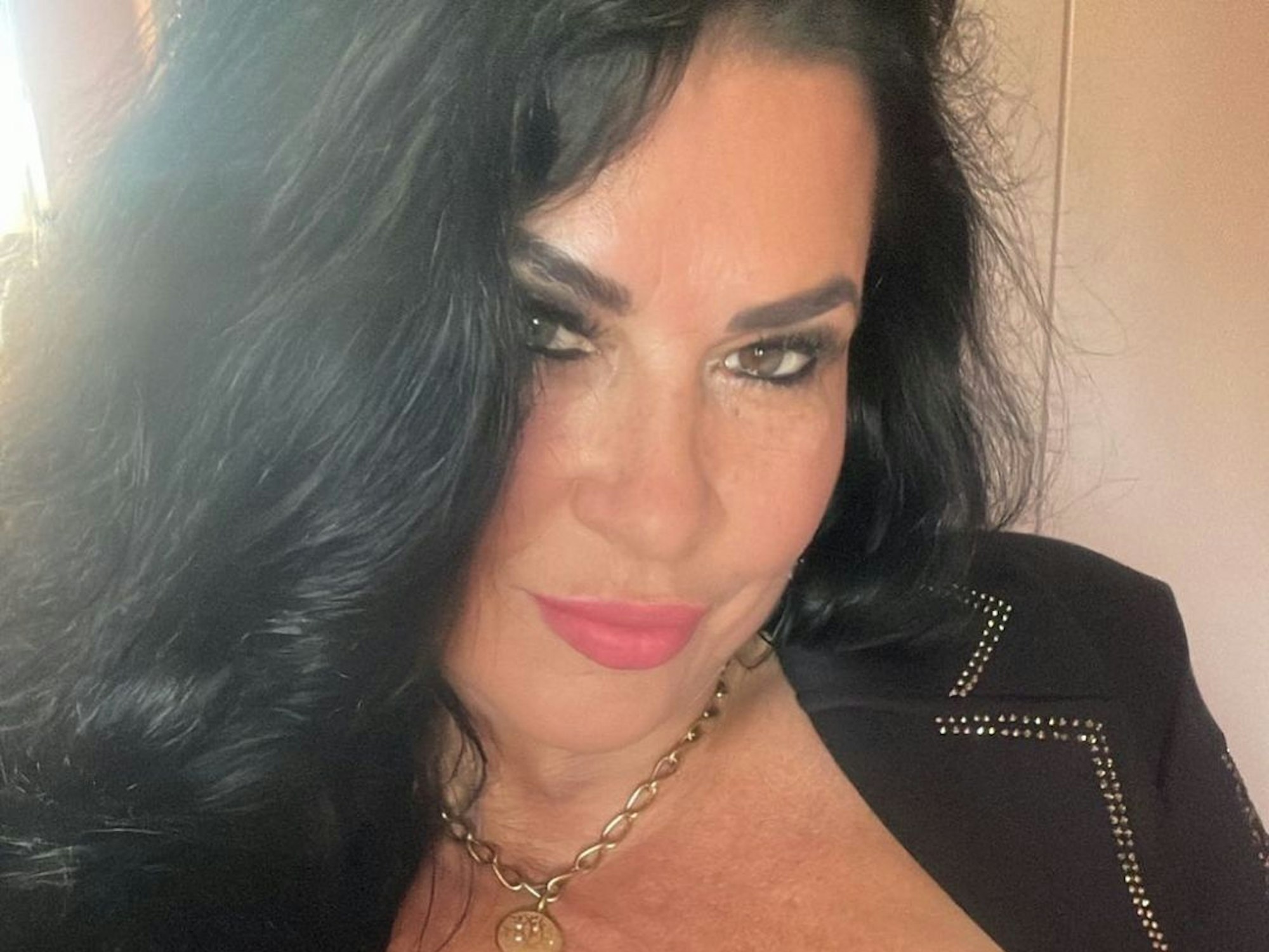 Iris Klein posiert lächelnd auf einem Instagram-Selfie. Das entsprechende Foto hat sie am 5. Juni 2023 auf der Plattform veröffentlicht.