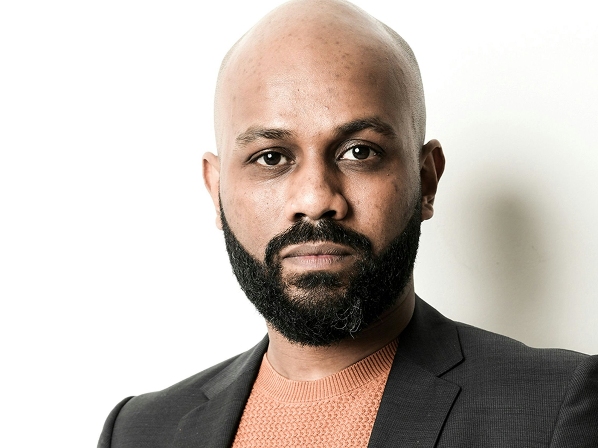 Aimen Abdulaziz-Said schaut ernst in die Kamera.