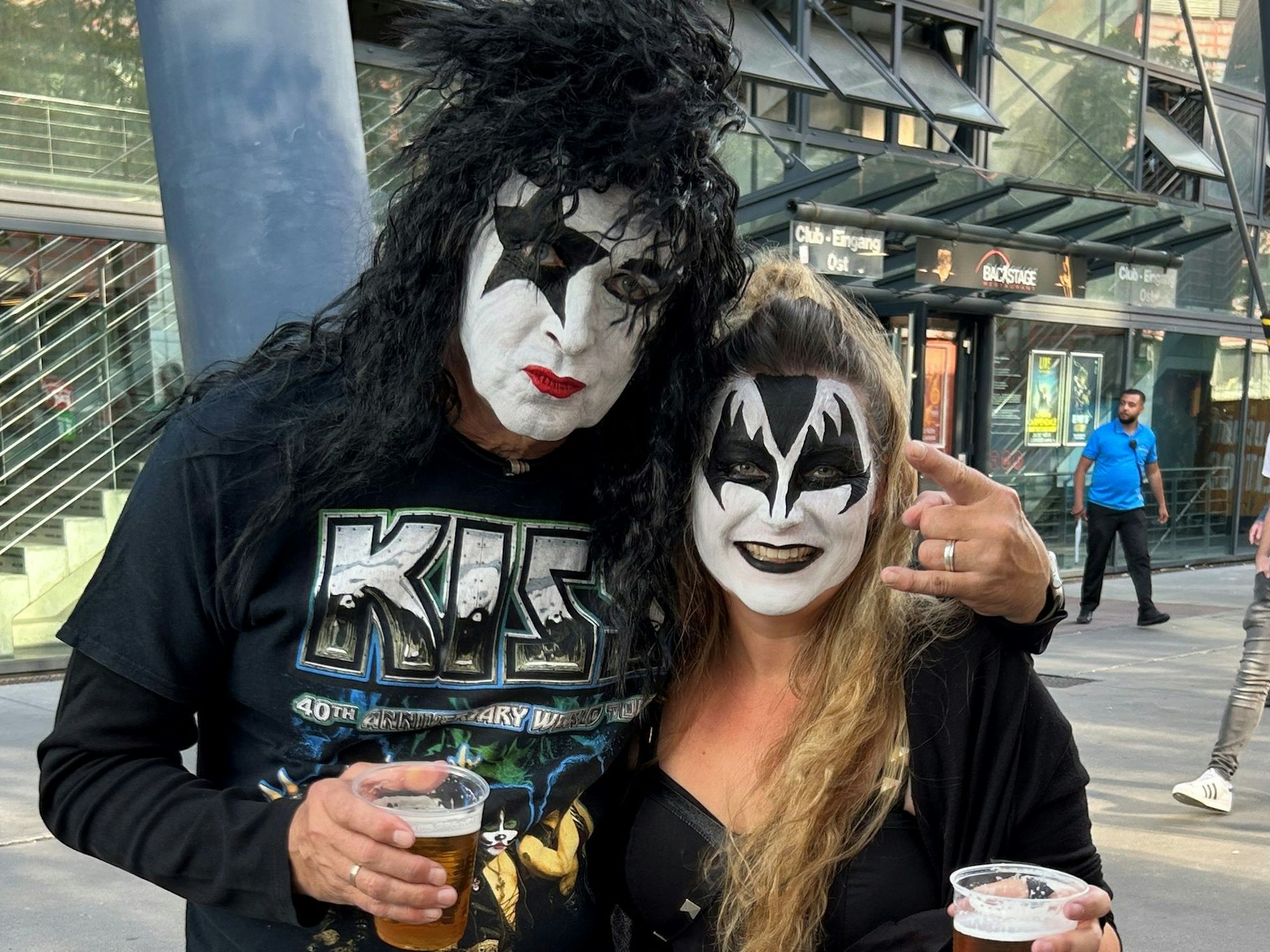 Thomas und Nina L. posieren vor der Lanxess-Arena.