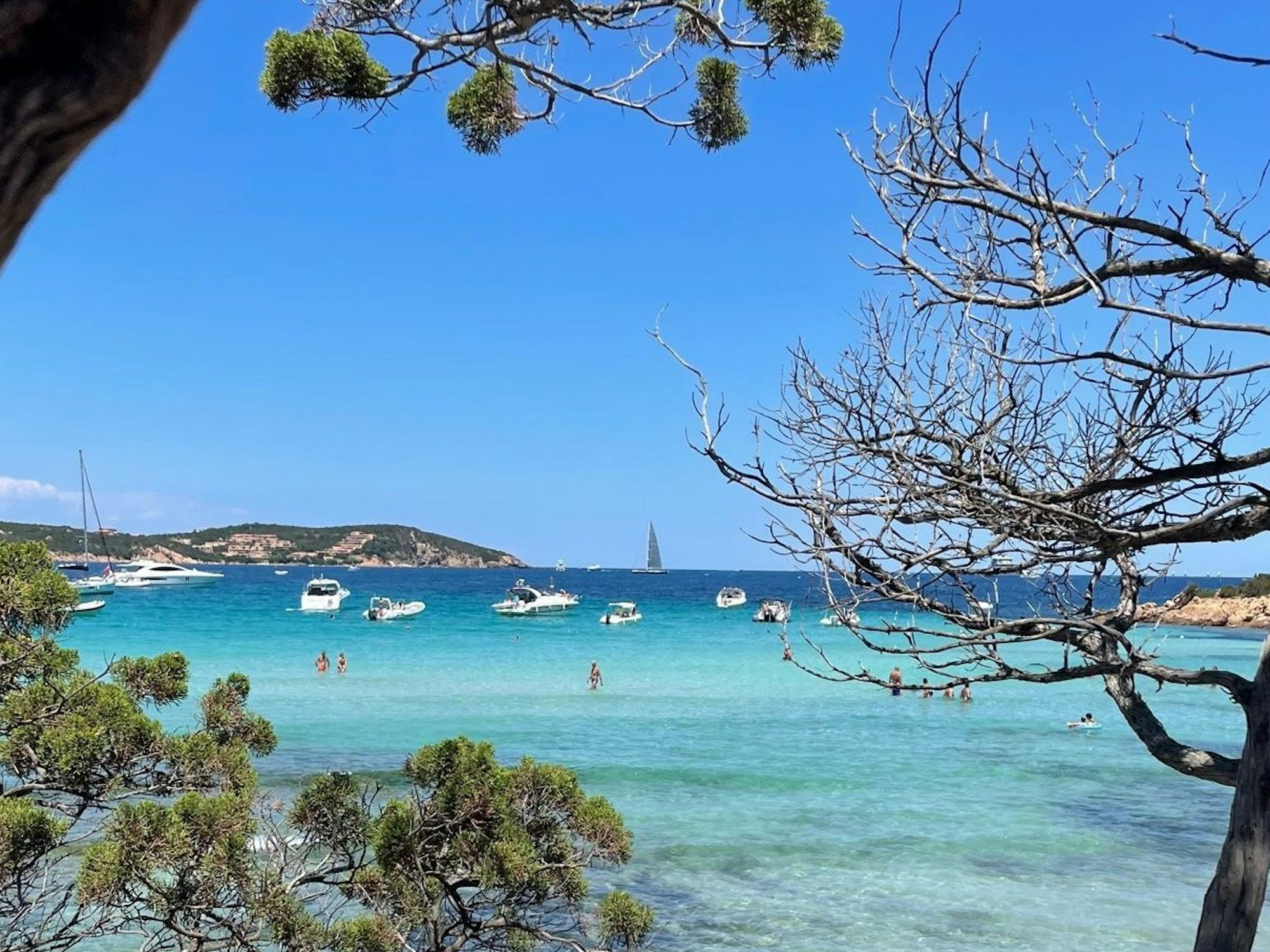 Sardinien im Juli 2022:
Blick auf die Spiaggia del Grande Pevero südlich von Porto Cervo