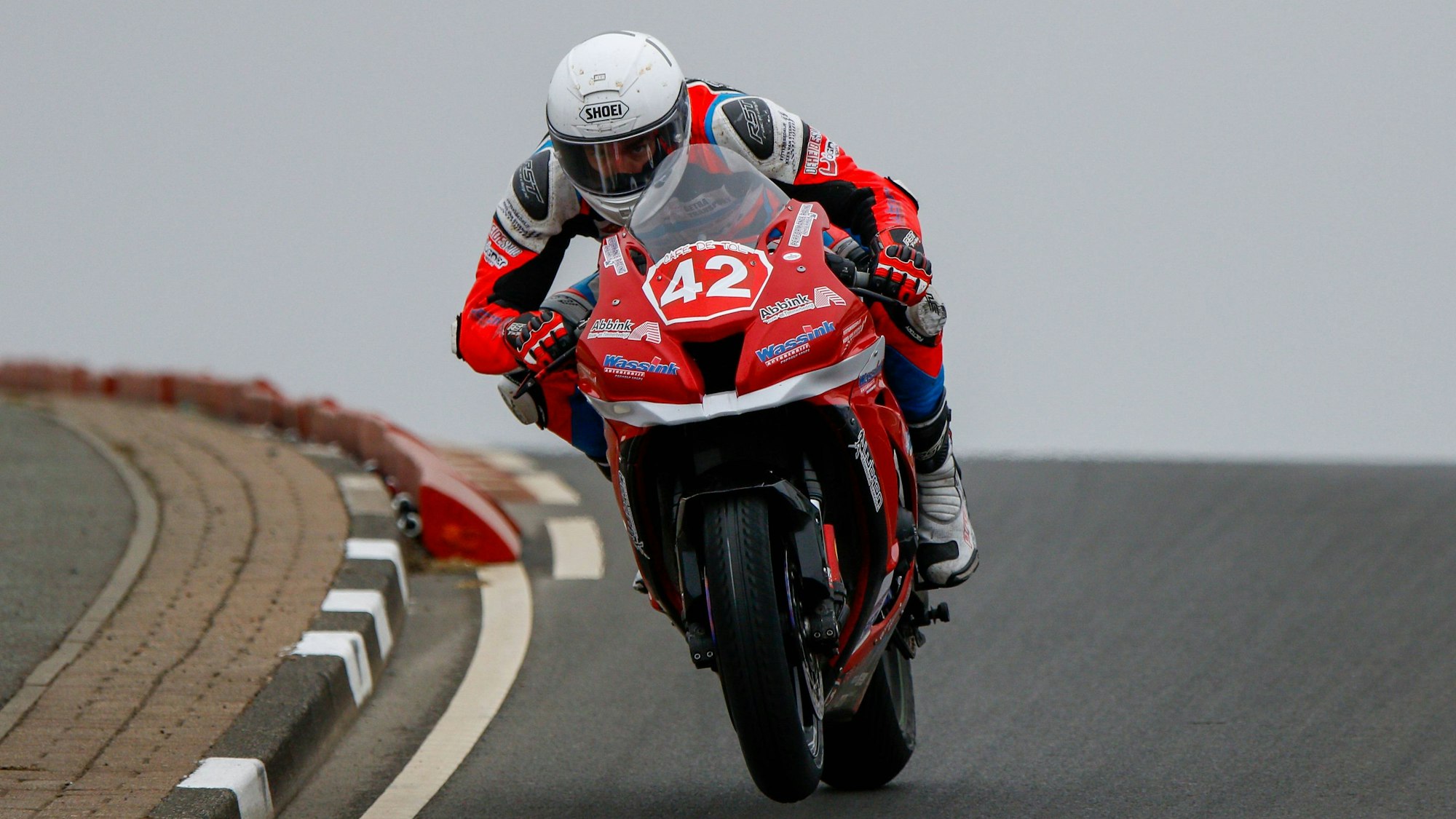 Motorrad-Pilot Joey den Besten sitzt beim International North West 200 Motorbike Race auf seiner Maschine.