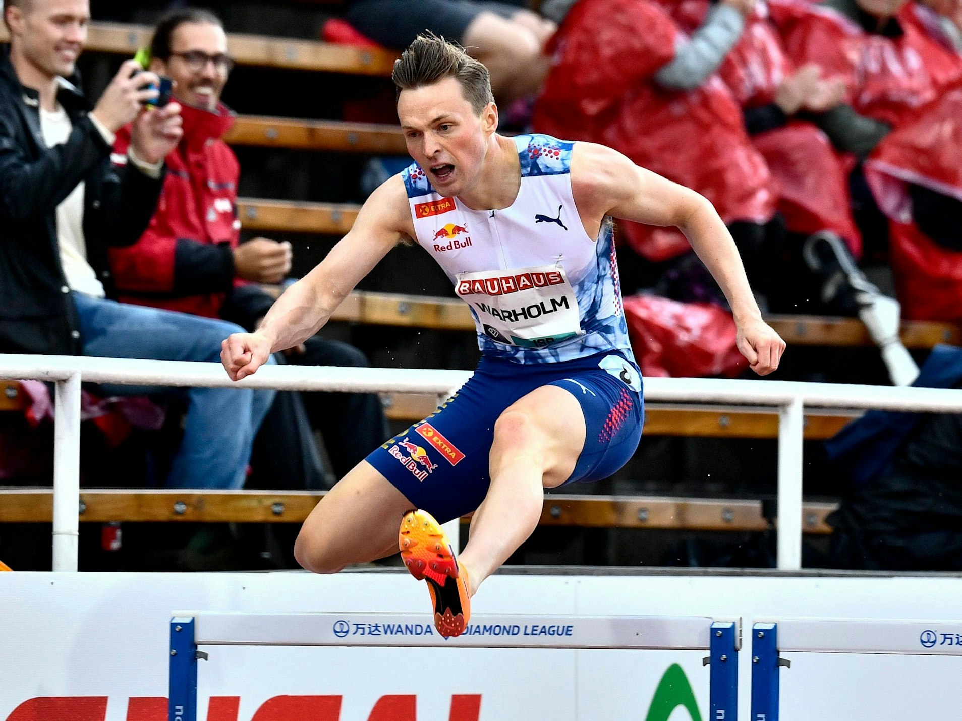 Karsten Warholm überspringt bei seinem Sieg über 400 m Hürden in Stockholm eines der Hindernisse.