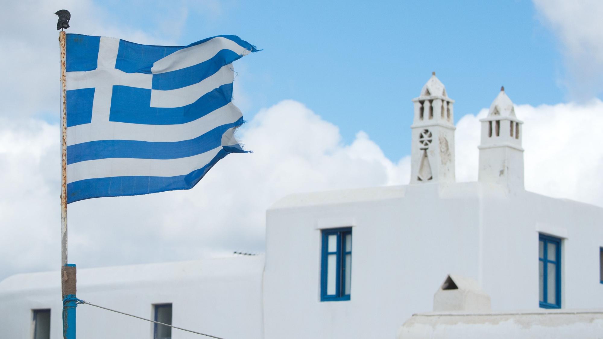 Die griechische Fahne weht auf der Insel Mykonos.
