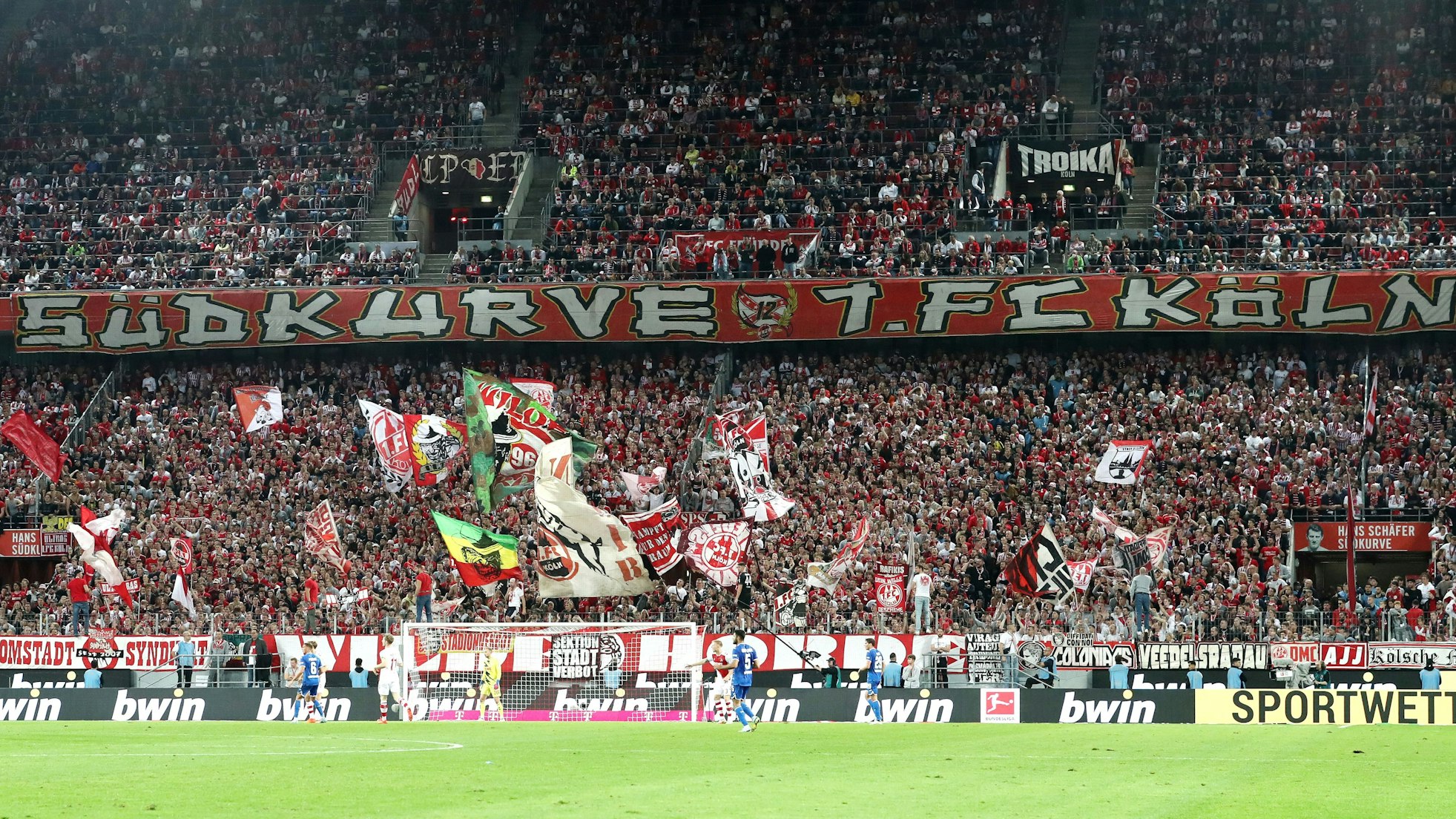 In der Kölner Südkurve im Rhein-Energie-Stadion wehen viele Fahnen.