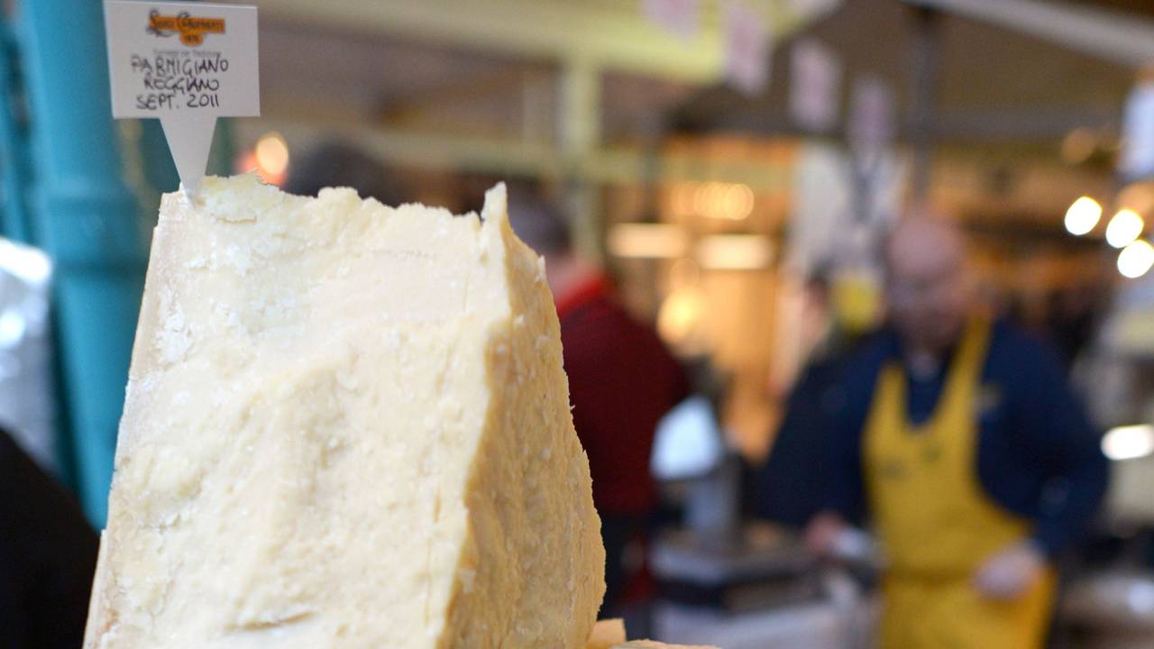Verschiedene Käsesorten werden in der Markthalle Neun in Berlin angeboten.