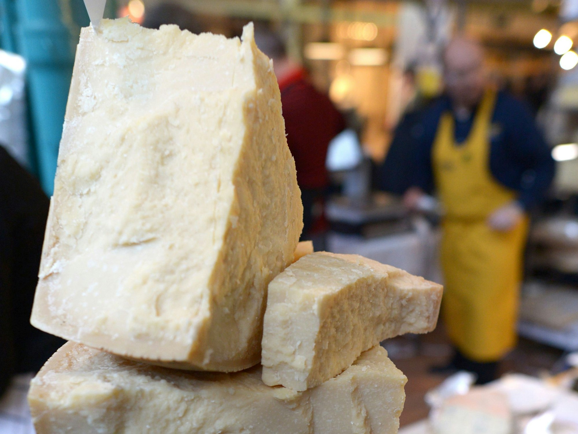 Verschiedene Käsesorten werden in der Markthalle Neun in Berlin angeboten.