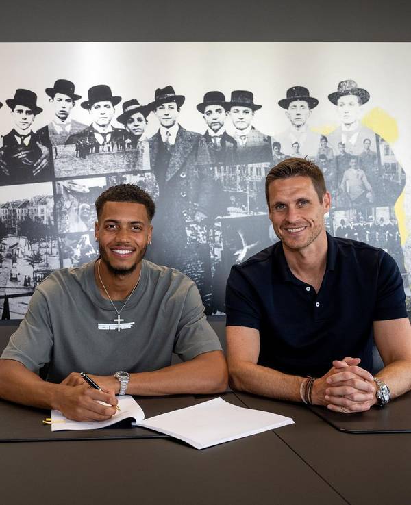 Felix Nmecha unterschreibt seinen BVB-Vertrag.