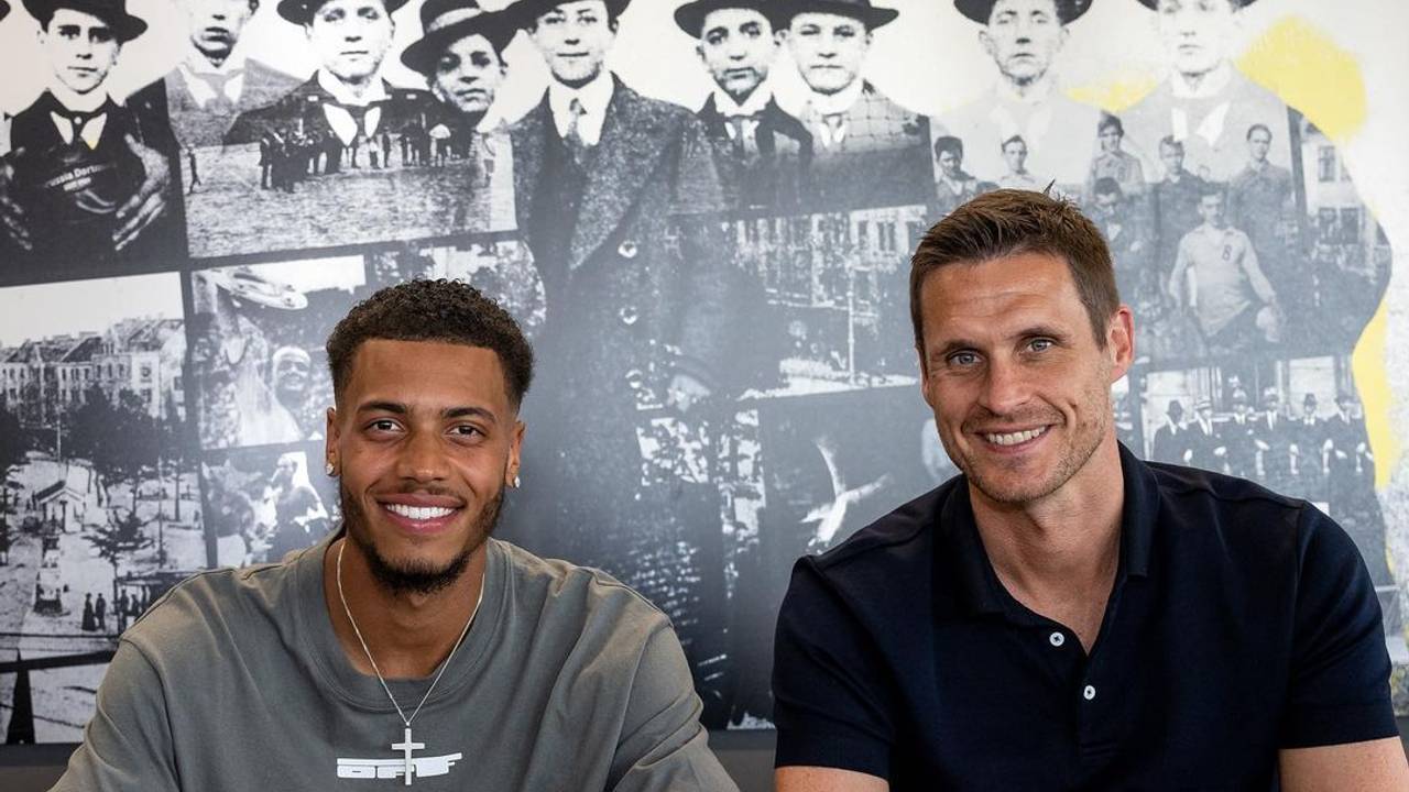 Felix Nmecha unterschreibt seinen BVB-Vertrag.