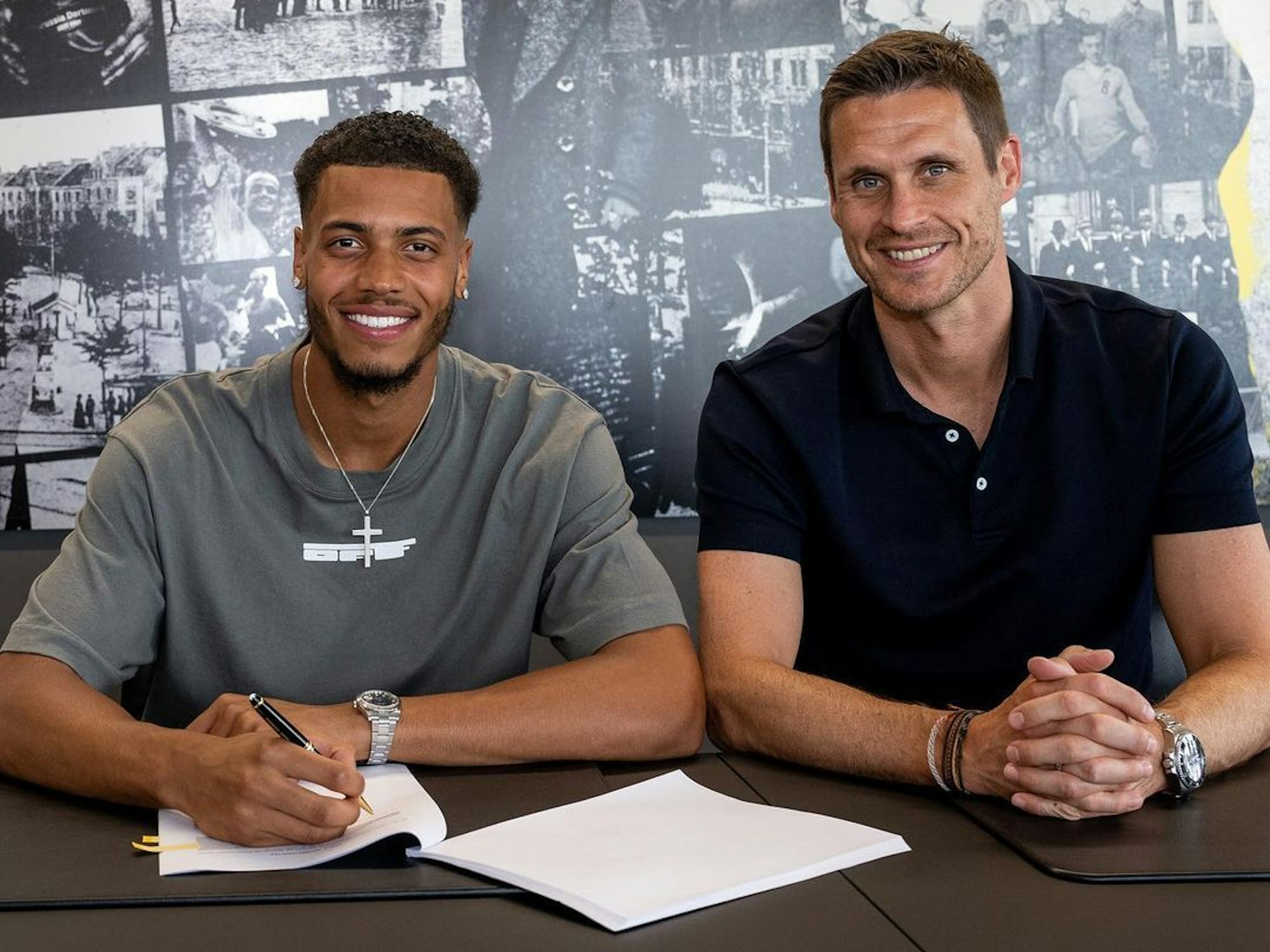 Felix Nmecha unterschreibt seinen BVB-Vertrag.