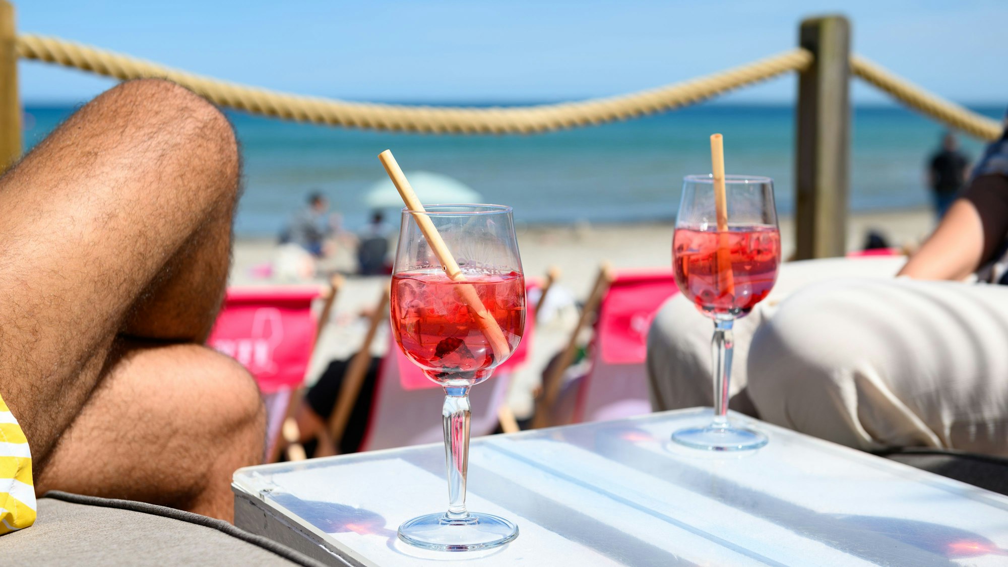 Getränke stehen auf einem Tisch an einer Strandbar.