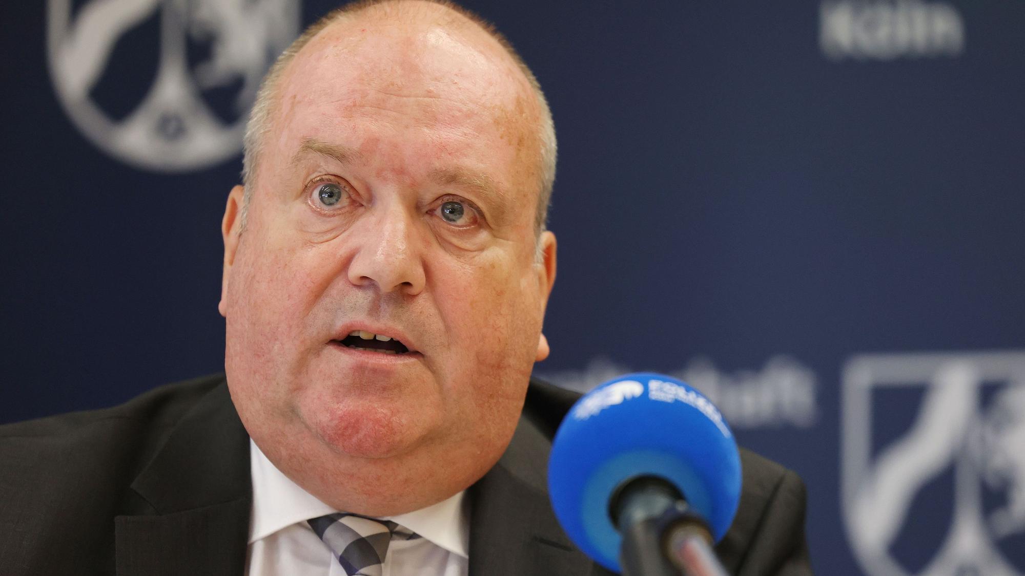 Joachim Roth, Ex-Oberstaatsanwalt, spricht auf einer Pressekonferenz.