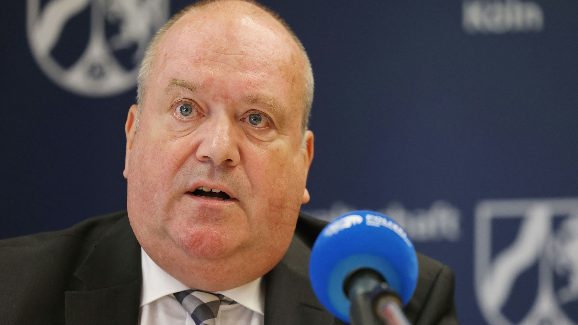 Joachim Roth, Ex-Oberstaatsanwalt, spricht auf einer Pressekonferenz.