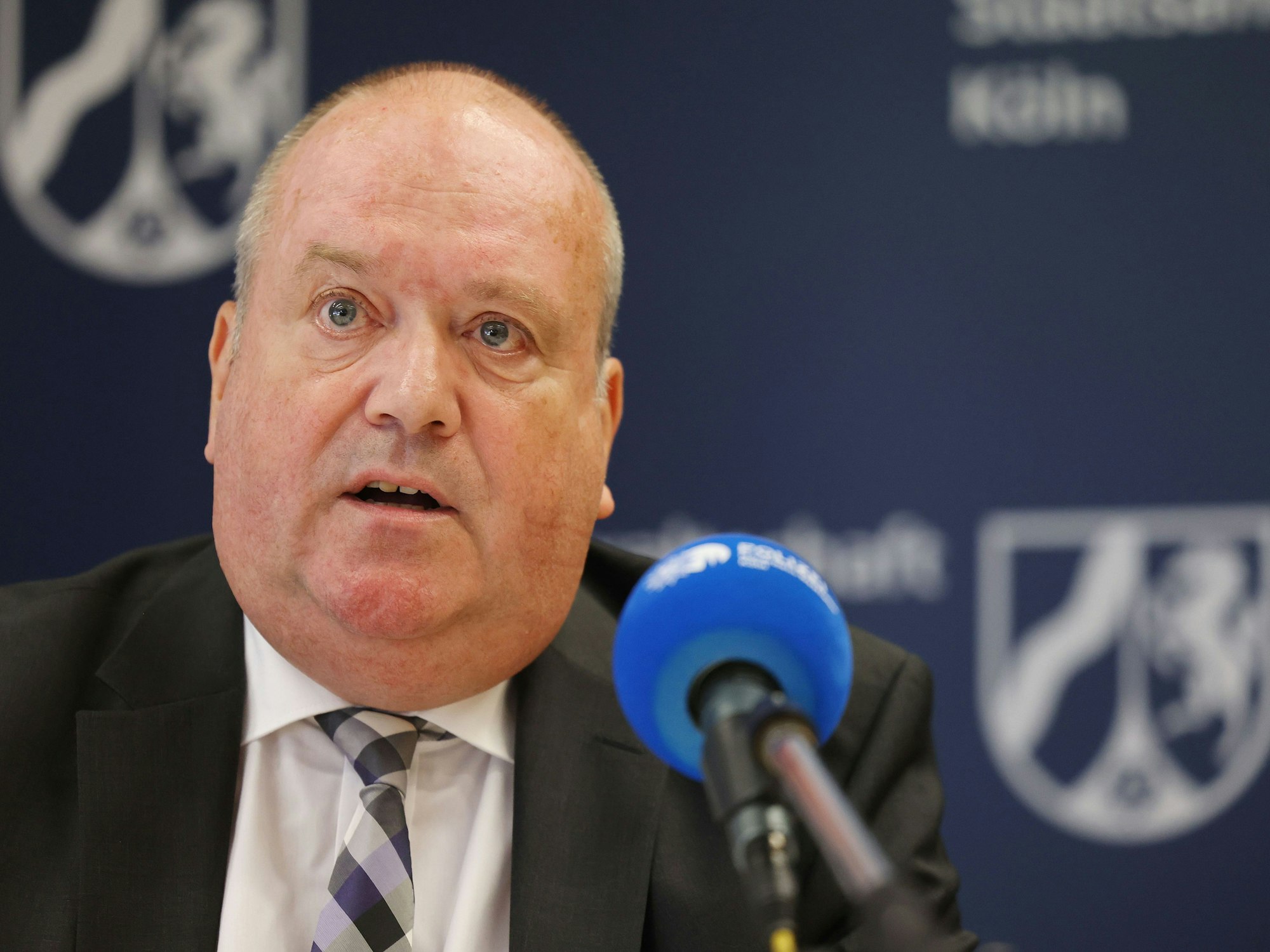 Joachim Roth, Oberstaatsanwalt, spricht auf einer Pressekonferenz.